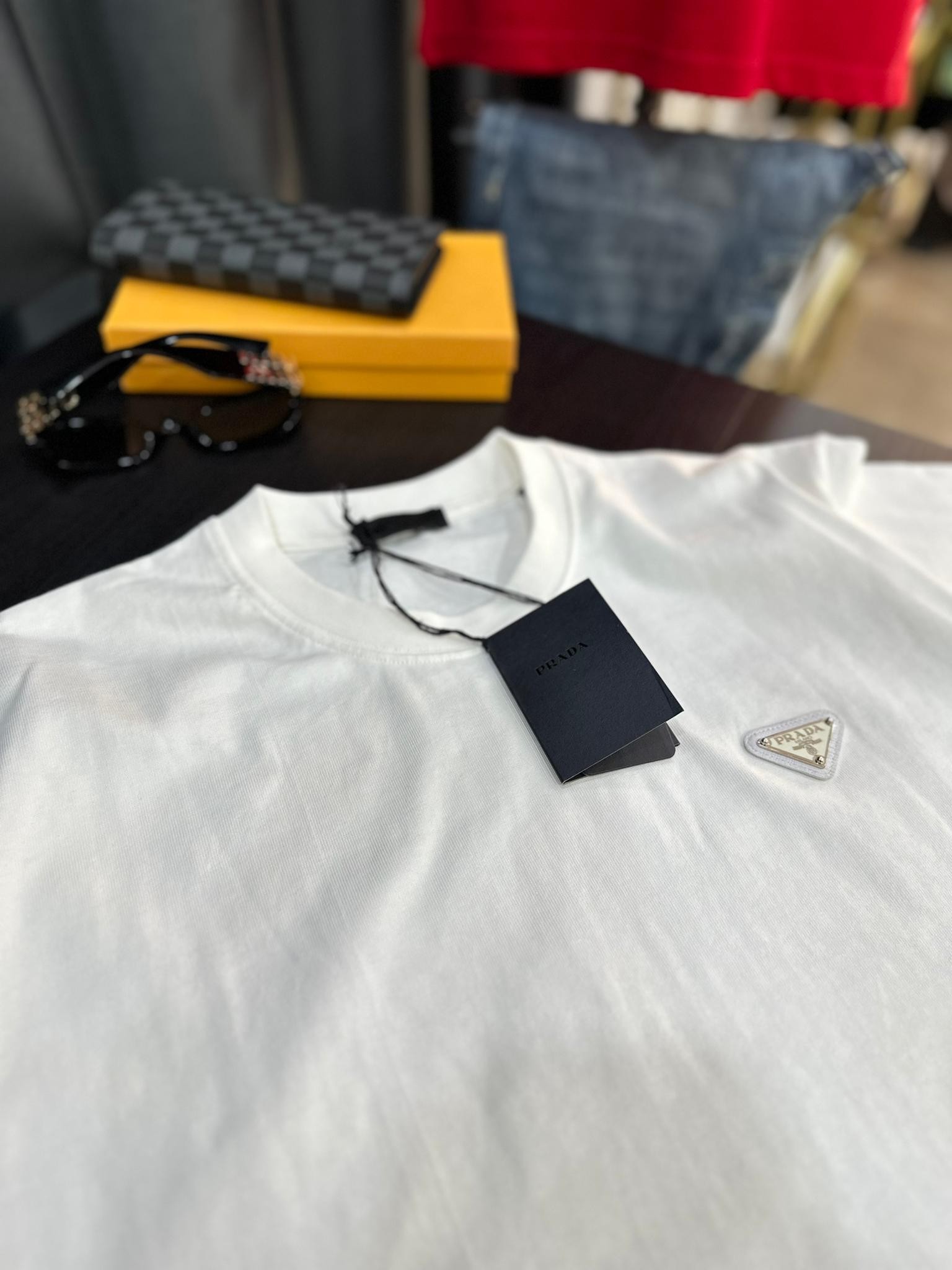 Prada Marka Gold Logo Detaylı Beyaz T-Shirt