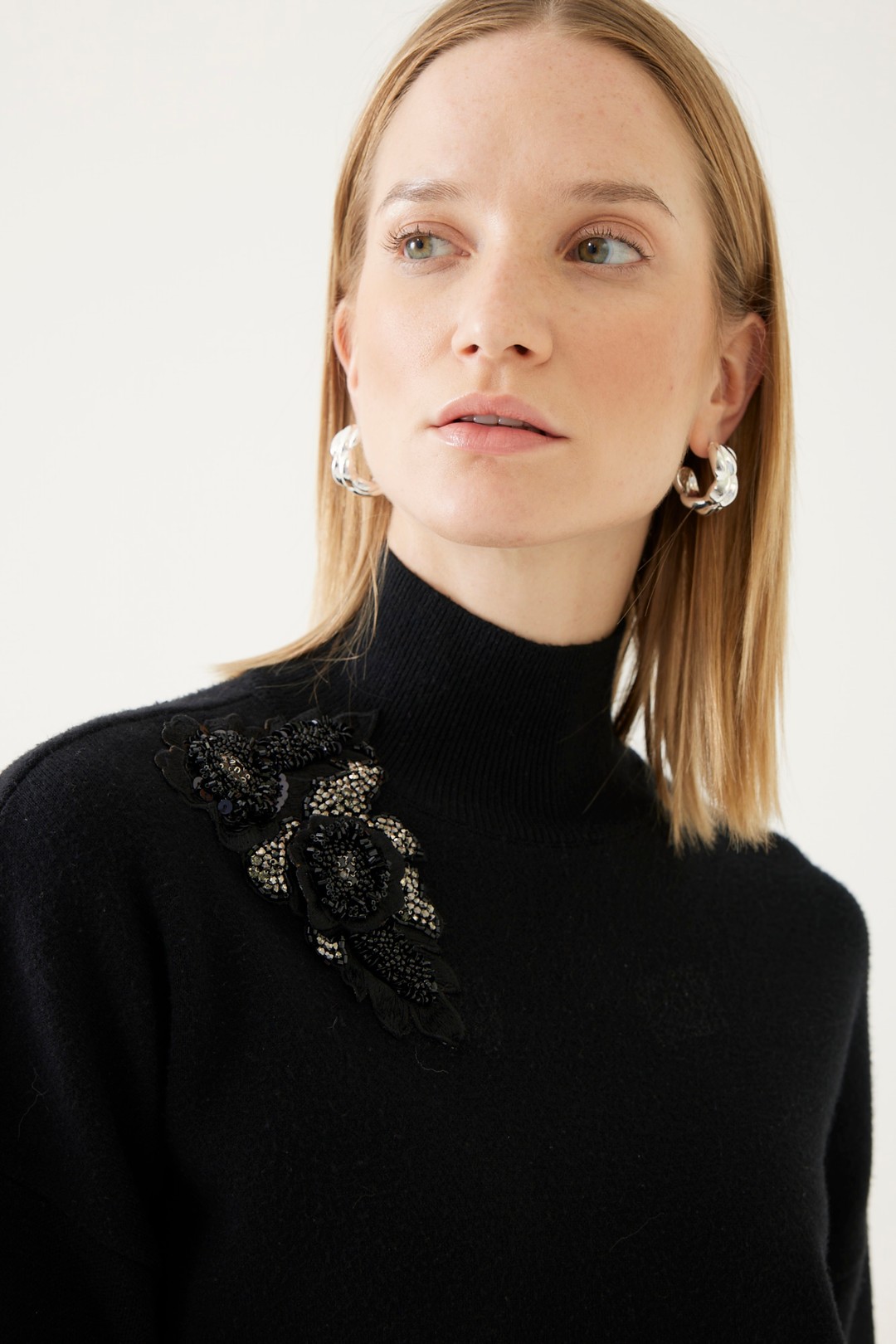 Turtleneck Knitted Blouse with Embroidery Detail 1
