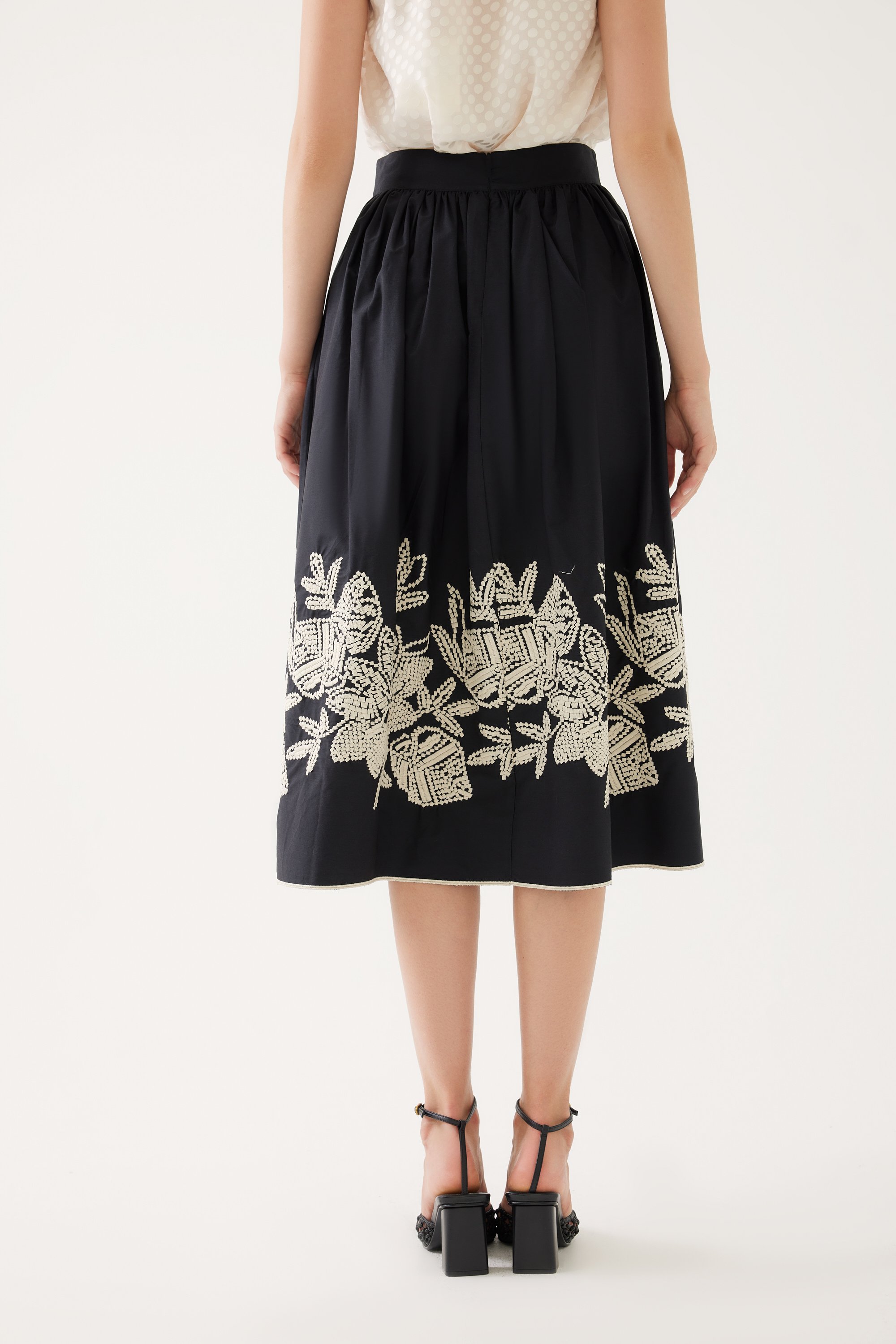 Embroidered and Light Balloon Cut Skirt