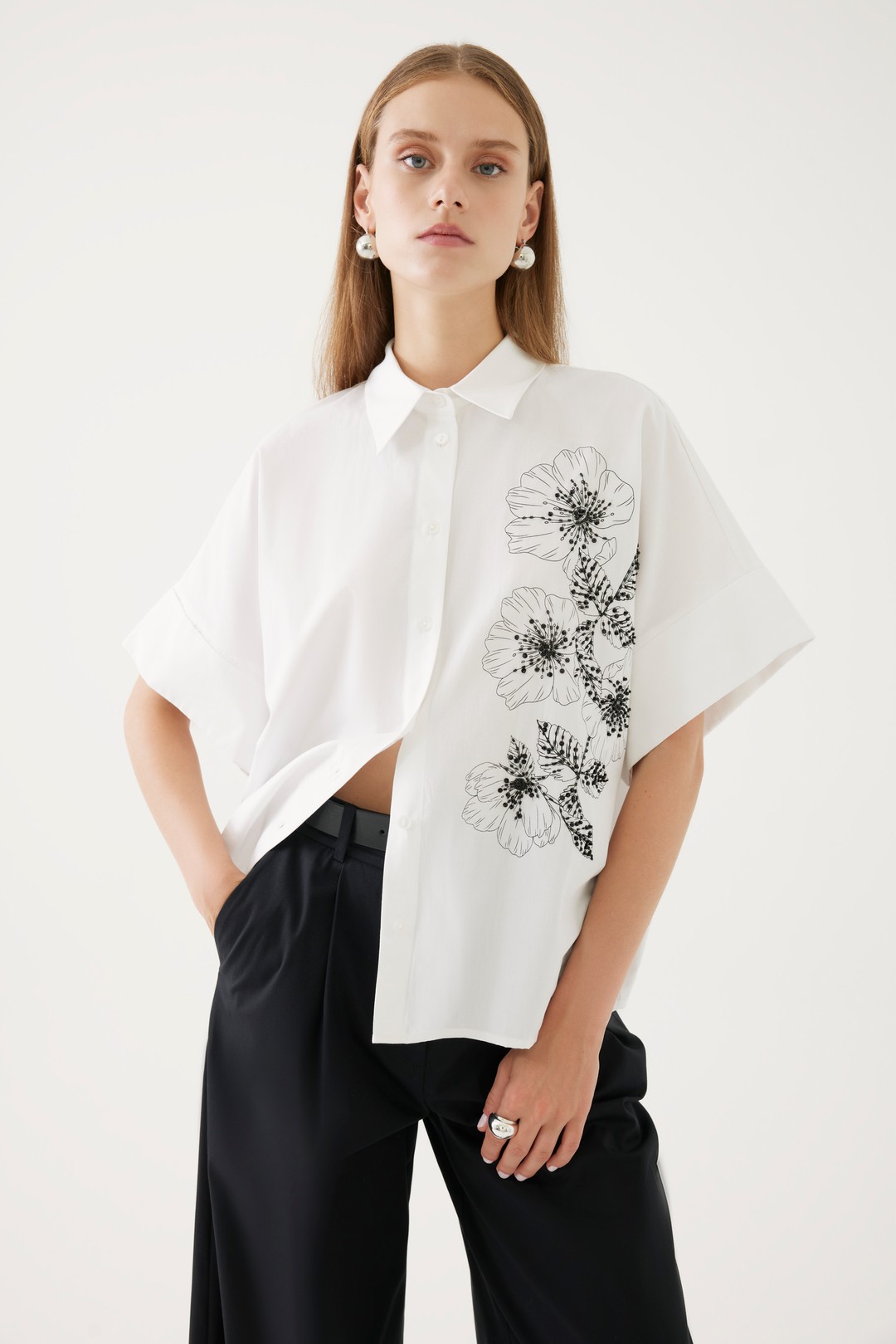 Çiçekli ve Beyaz Gömlek Tasarımı 1