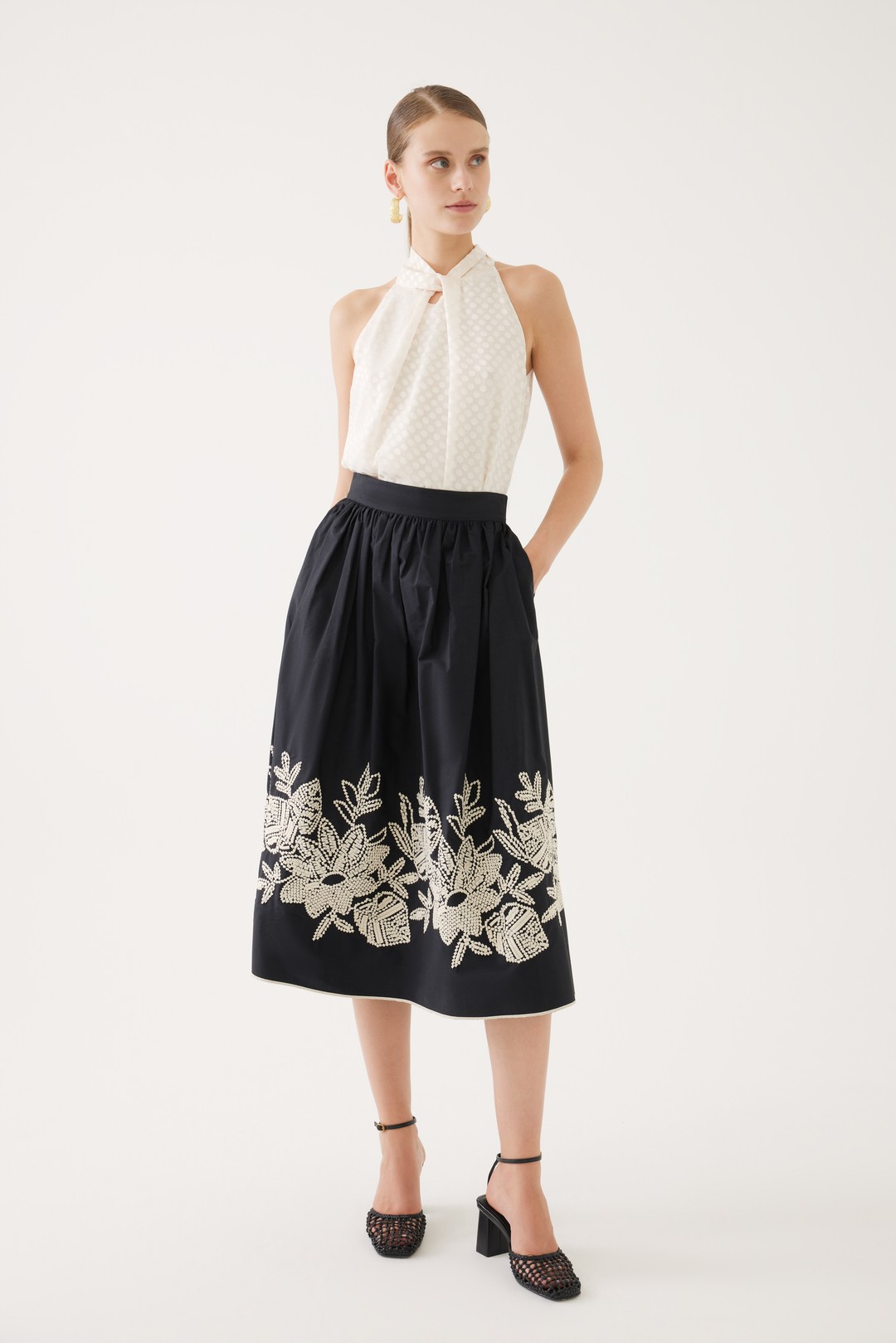 Embroidered and Light Balloon Cut Skirt 1