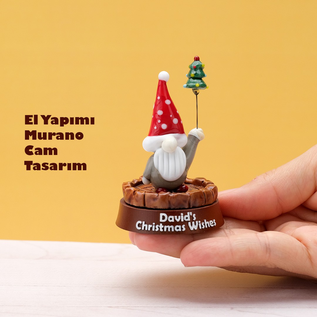 El Yapımı Yılbaşı Temalı Cam Gnome Biblo – Kişiye Özel Yazılabilen 3D Baskı Ağaç Kütüğü Kaidesi ile