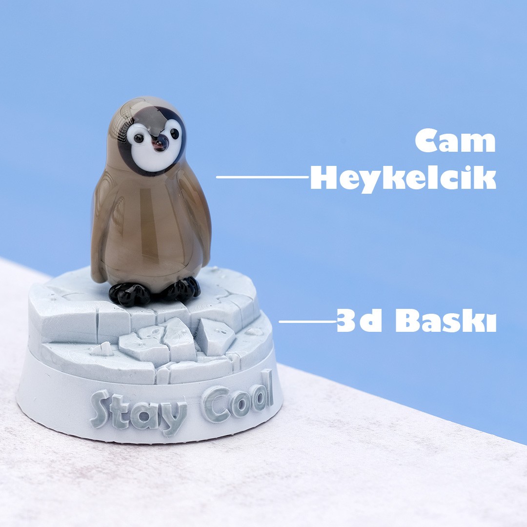 Cam Bebek Penguen Heykel – El Yapımı Alevde Cam Tekniği ile Kişiye Özel Yazılabilir 3D Baskı Kaideli Biblo