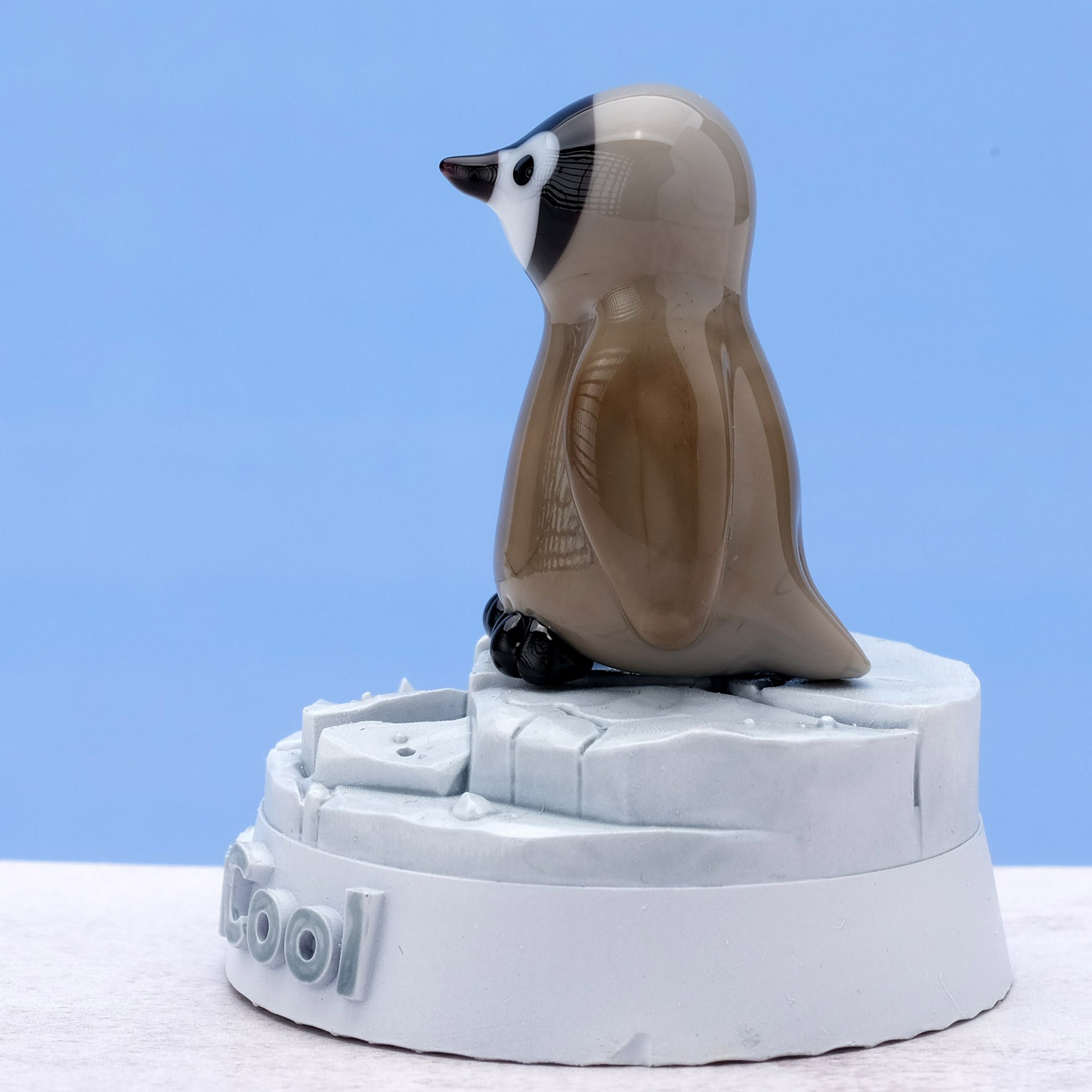 Cam Bebek Penguen Heykel – El Yapımı Alevde Cam Tekniği ile Kişiye Özel Yazılabilir 3D Baskı Kaideli Biblo