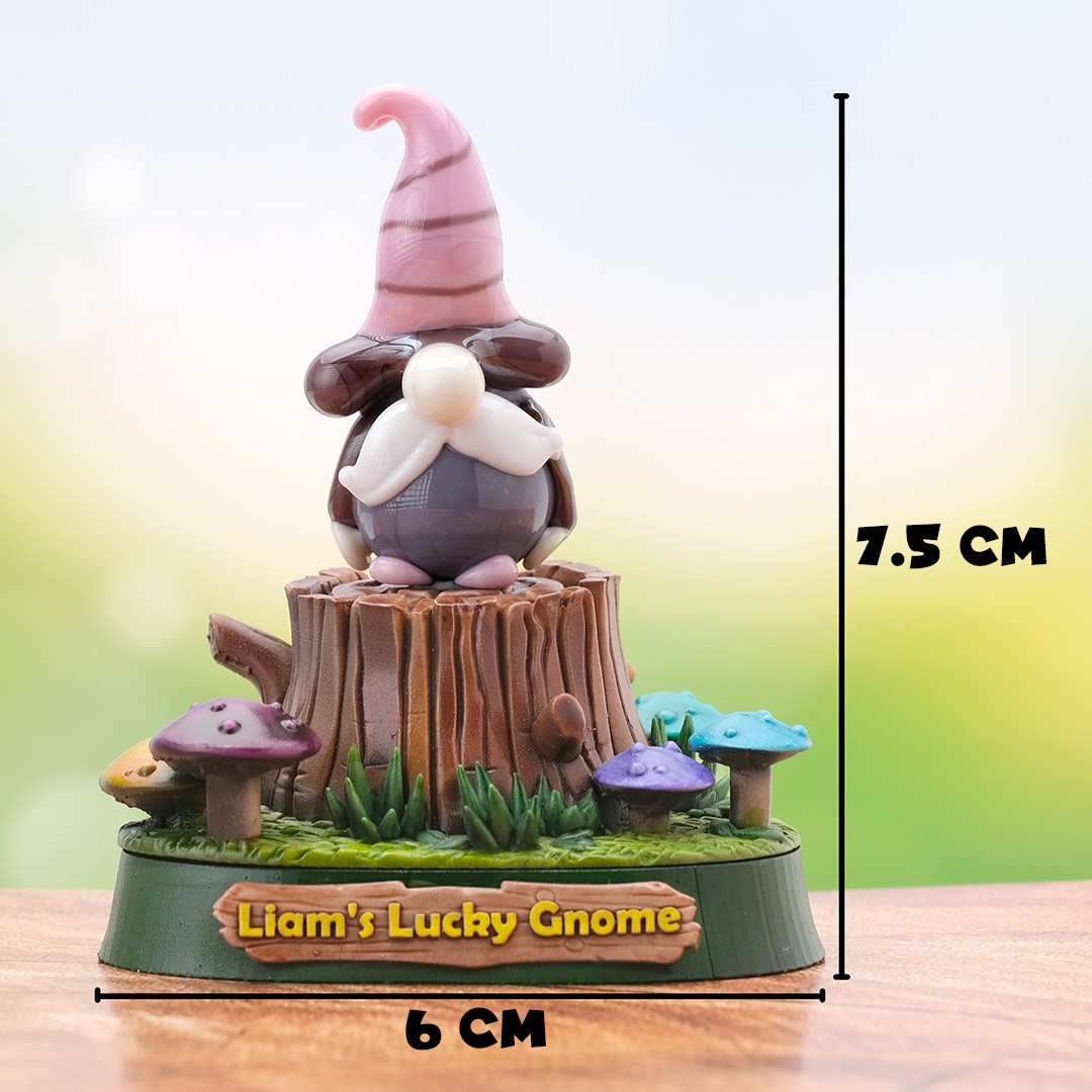 Pembe Şapkalı Cam Gnome (Cüce) Biblo – El Yapımı Orman Temalı Kütük ve Mantar Kaideli Dekoratif Obje