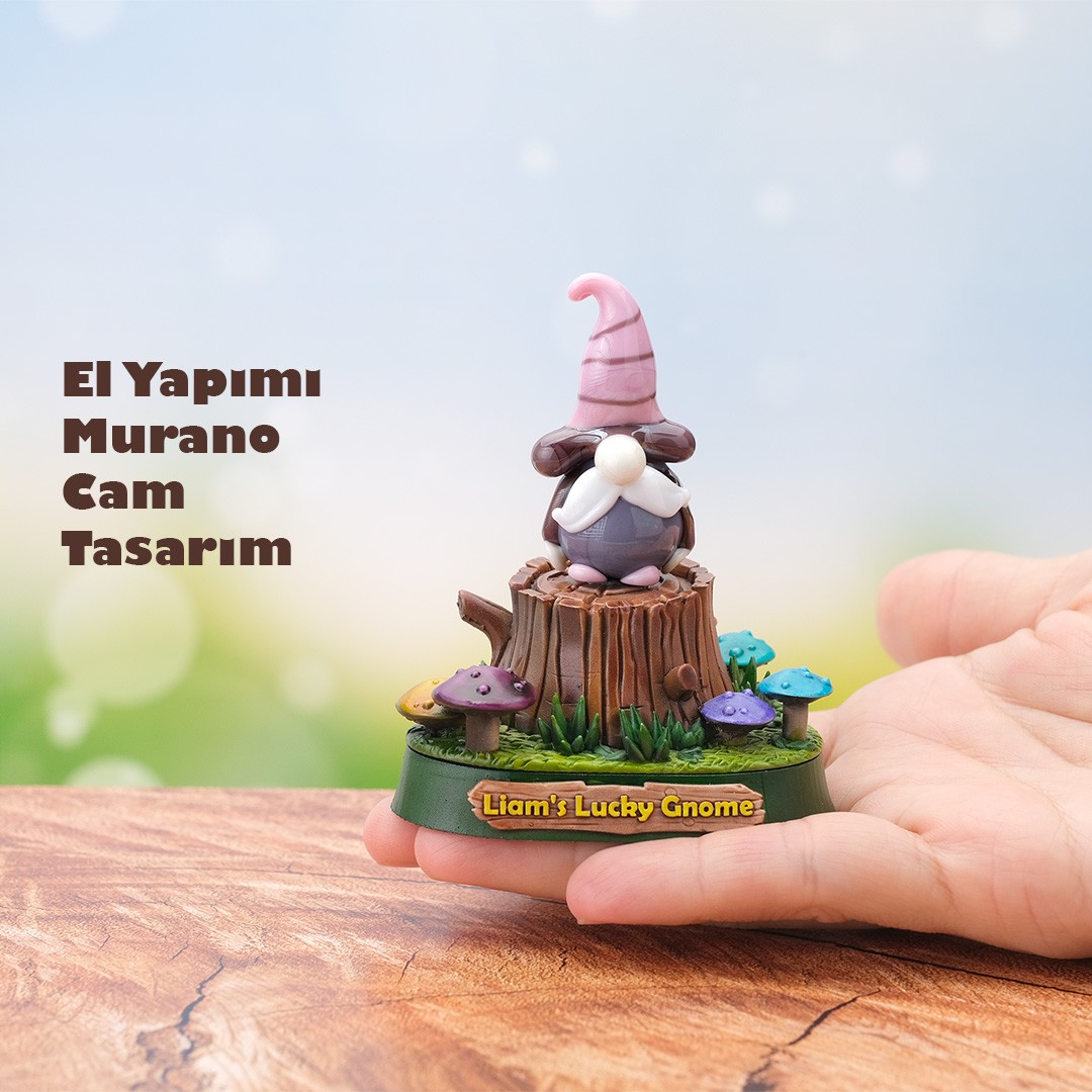 Pembe Şapkalı Cam Gnome (Cüce) Biblo – El Yapımı Orman Temalı Kütük ve Mantar Kaideli Dekoratif Obje