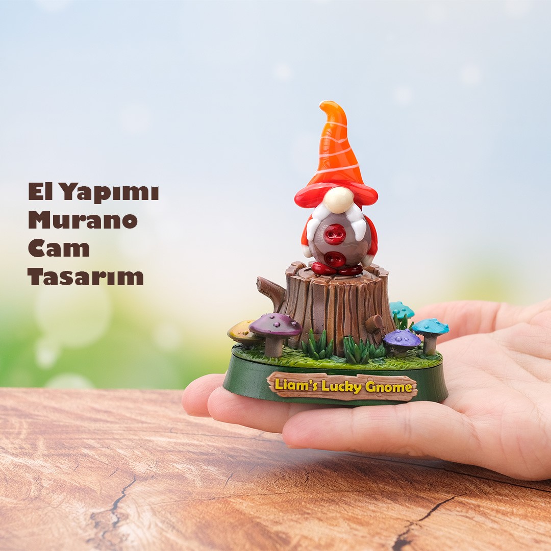 Turuncu Şapkalı Cam Gnome (Cüce) Biblo – El Yapımı Orman Temalı Kütük ve Mantar Kaideli Dekoratif Obje