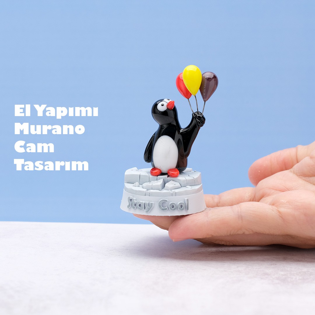 Cam Penguen Heykel – El Yapımı Alevde Cam Tekniği ile Kişiye Özel Yazılabilir Kaideli Balonlu Biblo