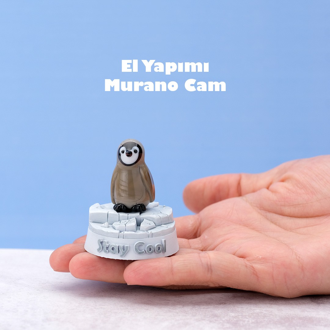 Cam Bebek Penguen Heykel – El Yapımı Alevde Cam Tekniği ile Kişiye Özel Yazılabilir 3D Baskı Kaideli Biblo