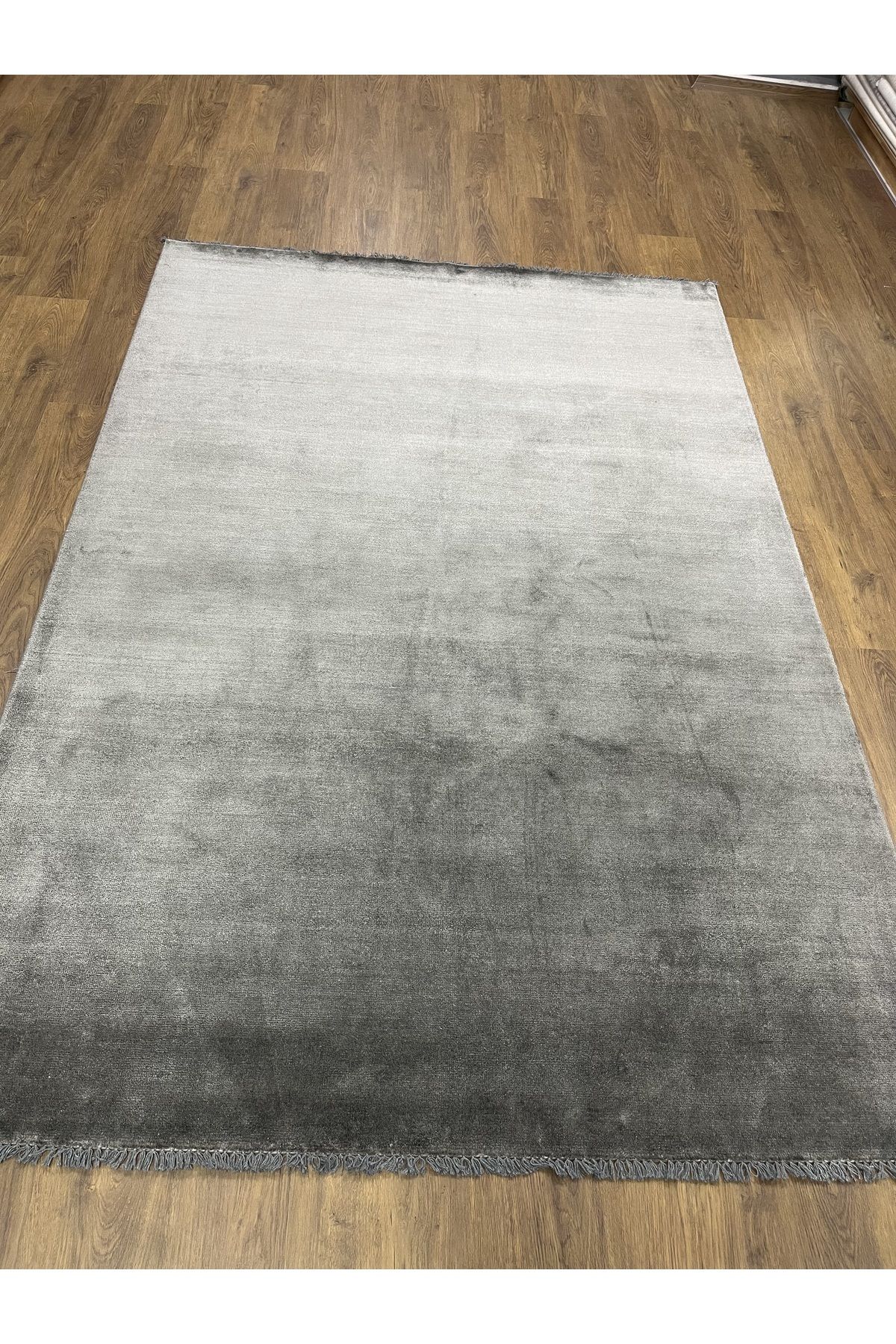 Antrasit Parlak Desensiz Natural Viskon Salon Halısı 160x230