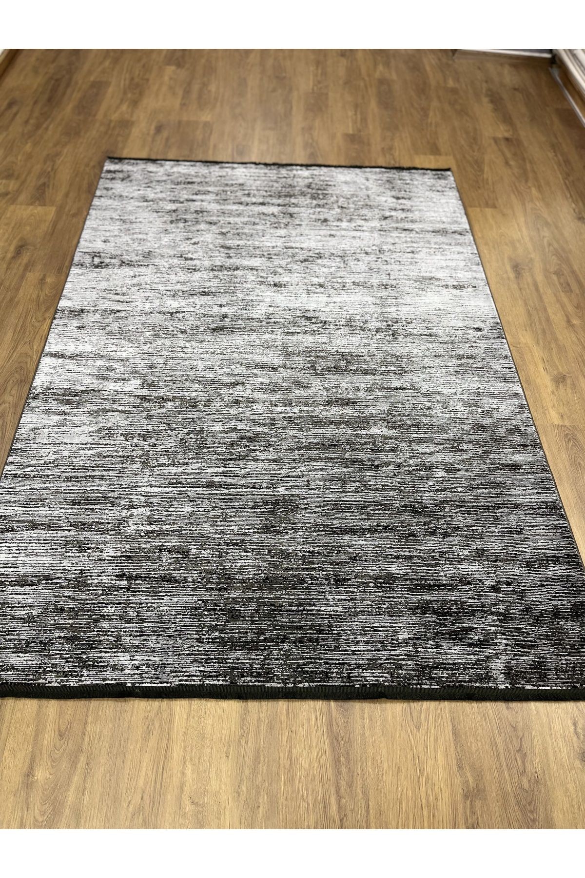 Siyah Gümüş Natural Viskon Spor Desen Salon Halısı 160x230
