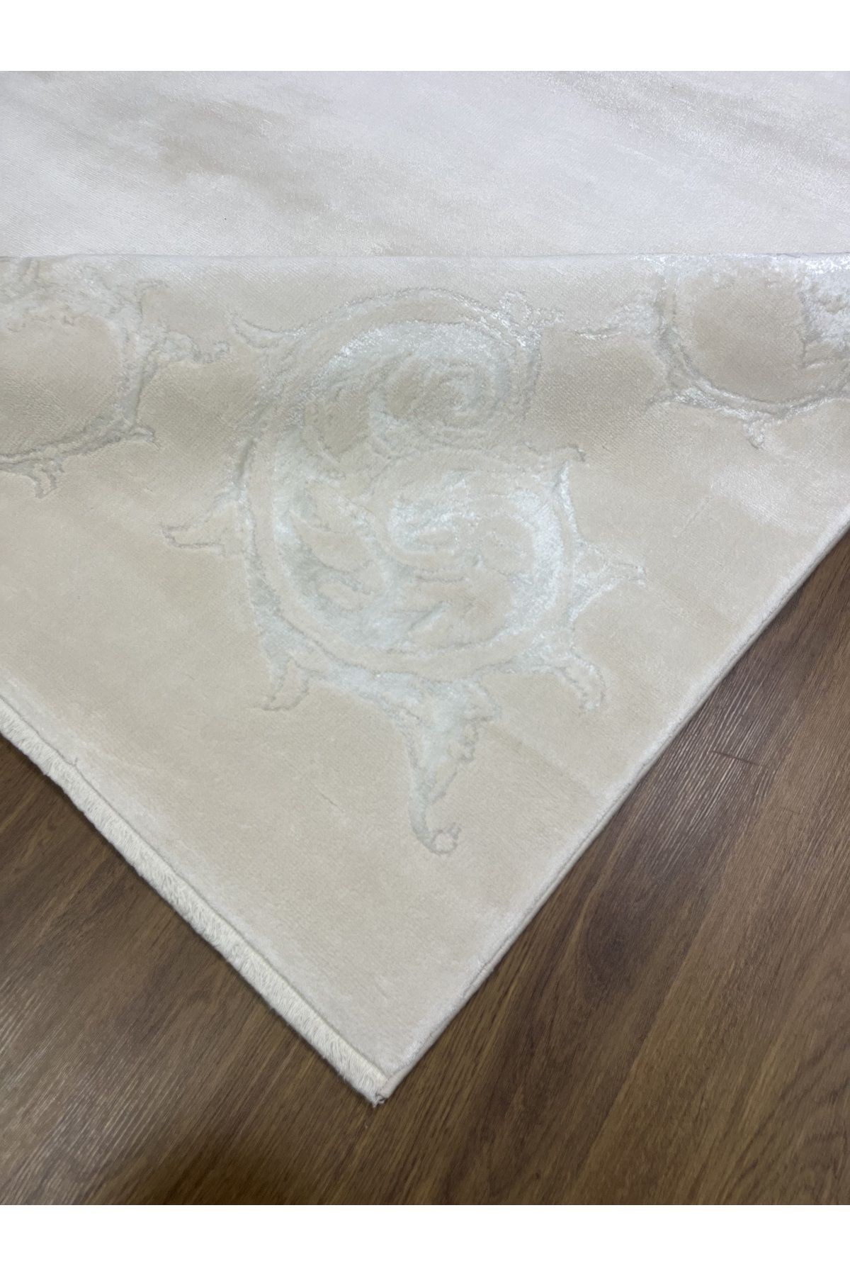 Beyaz Büyük Desenli Natural Viskon Makina Halısı 160x230