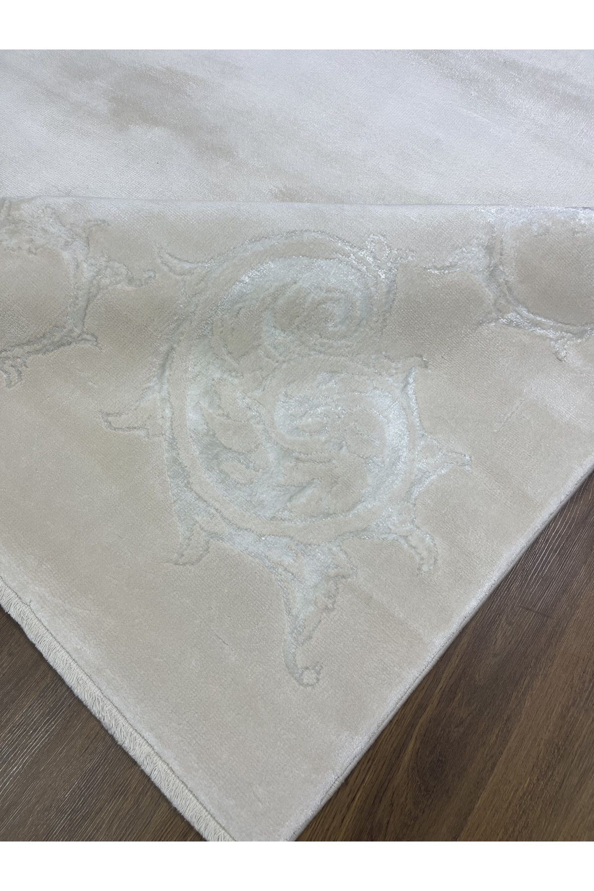 Beyaz Büyük Desenli Natural Viskon Makina Halısı 160x230