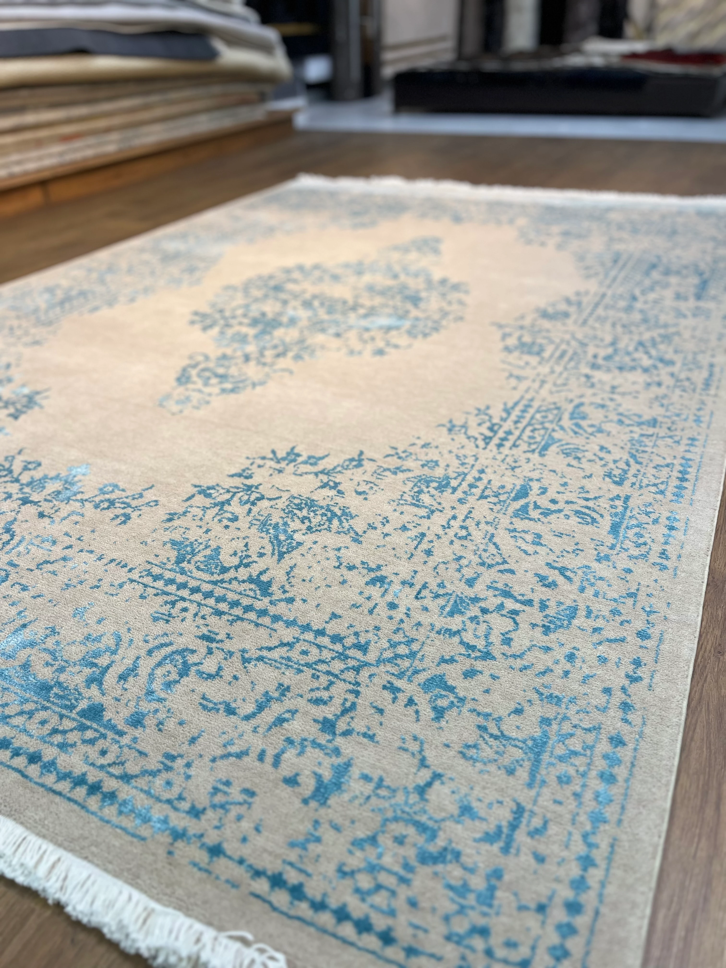 ÖZEL TEZGAH 02 CREAM BLUE El Emeği ile Özel Tezgahlarda Üretilen Yün Viskon Salon Halısı 160X230