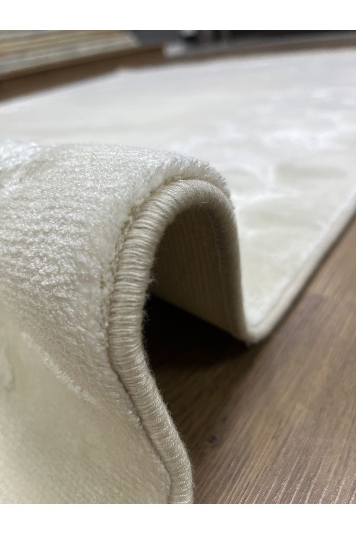 Beyaz Büyük Desenli Natural Viskon Makina Halısı 160x230