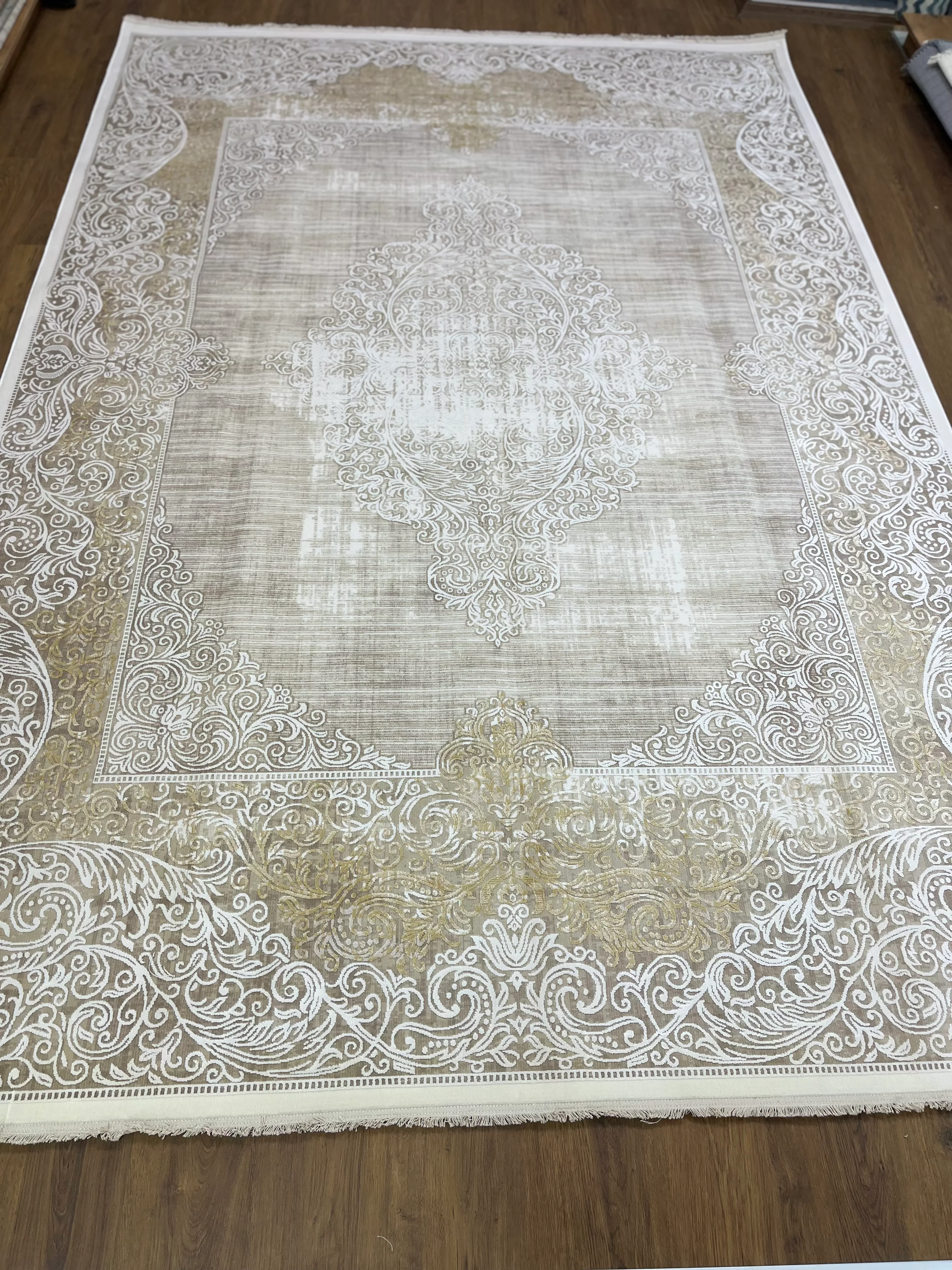 VİSKON ŞIKLIĞINDA CREAM GOLD GÖBEKLİ SALON HALISI