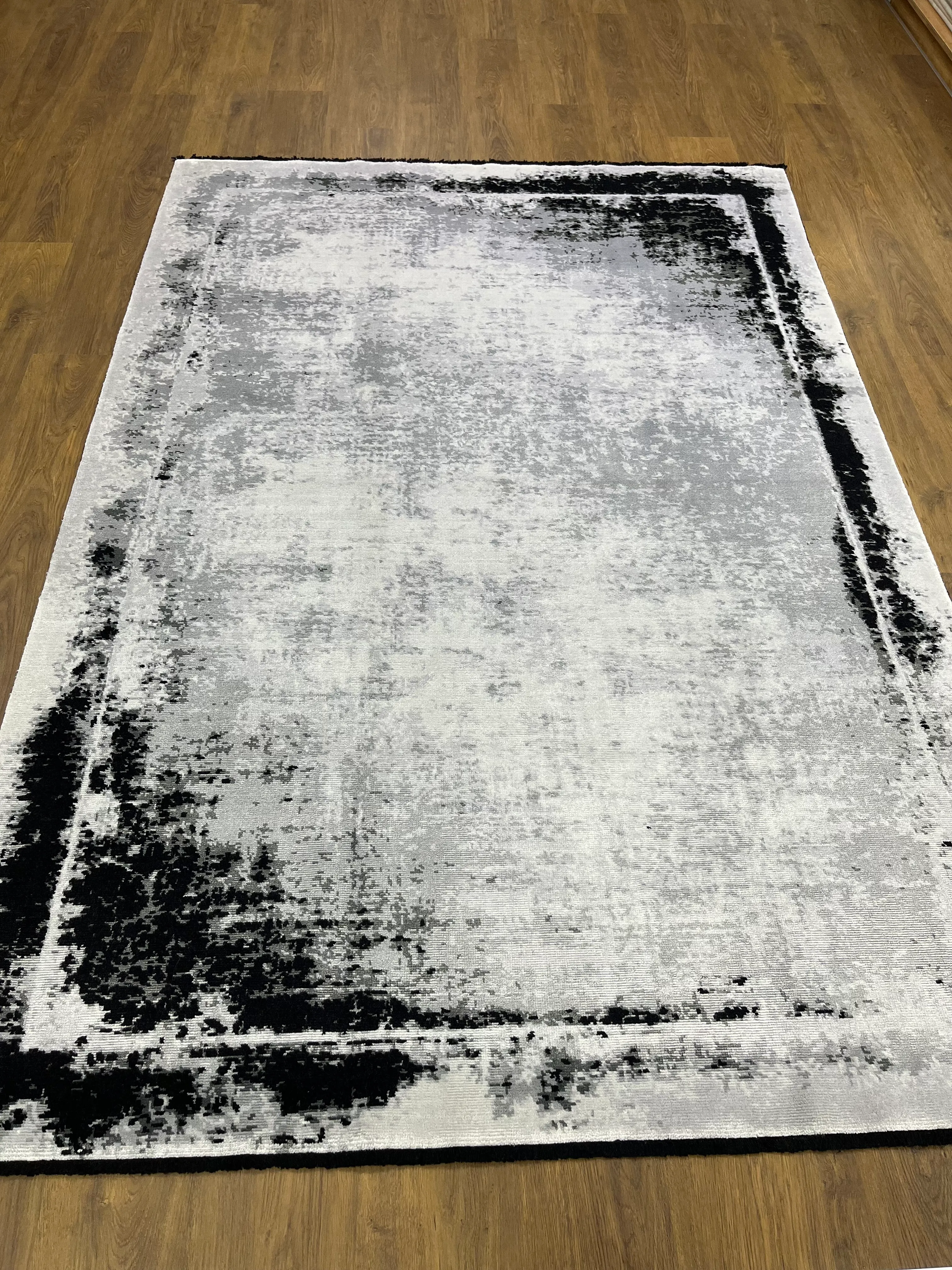 ÖZEL TEZGAH 12 WHİTE BLACK El Emeği ile Özel Tezgahlarda Üretilen Yün Viskon Salon Halısı 170X240