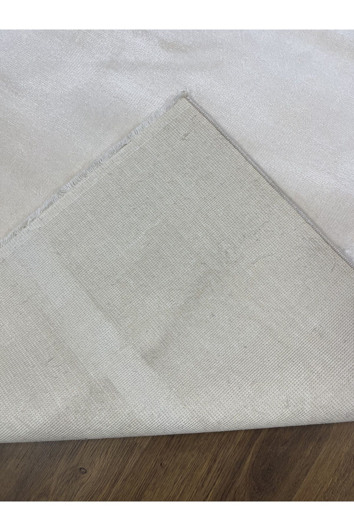 Beyaz Büyük Desenli Natural Viskon Makina Halısı 160x230