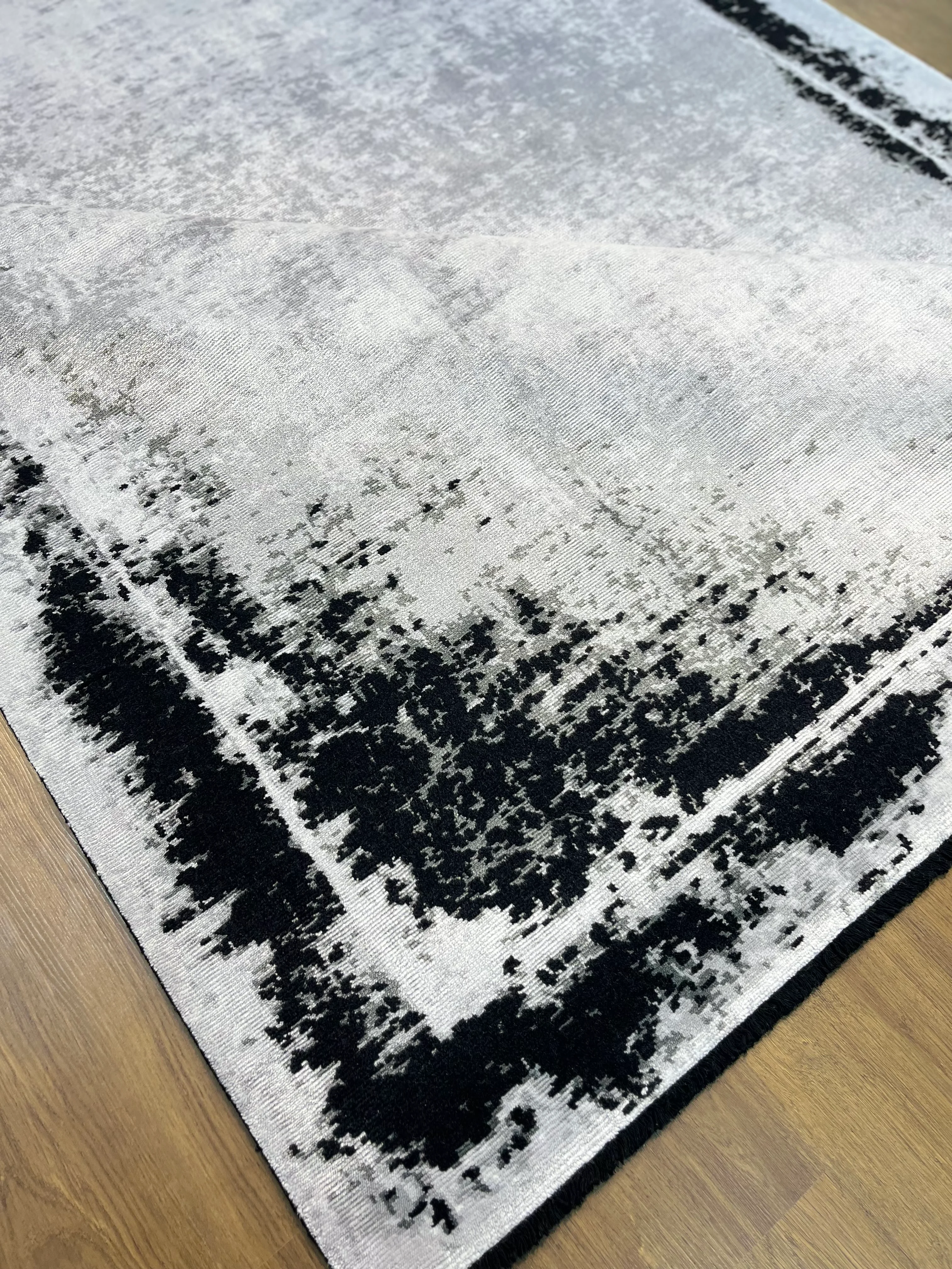 ÖZEL TEZGAH 12 WHİTE BLACK El Emeği ile Özel Tezgahlarda Üretilen Yün Viskon Salon Halısı 170X240