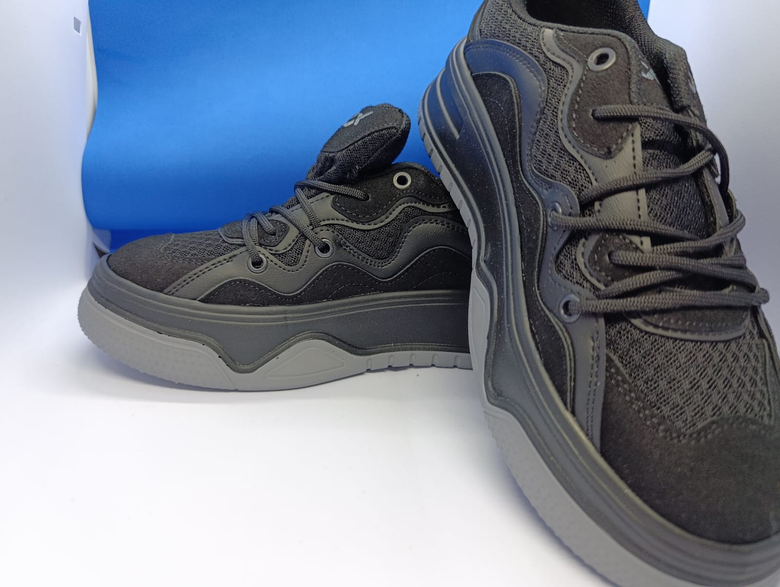 Siyah Gri Detaylı Kalın Taban Spor Ayakkabı