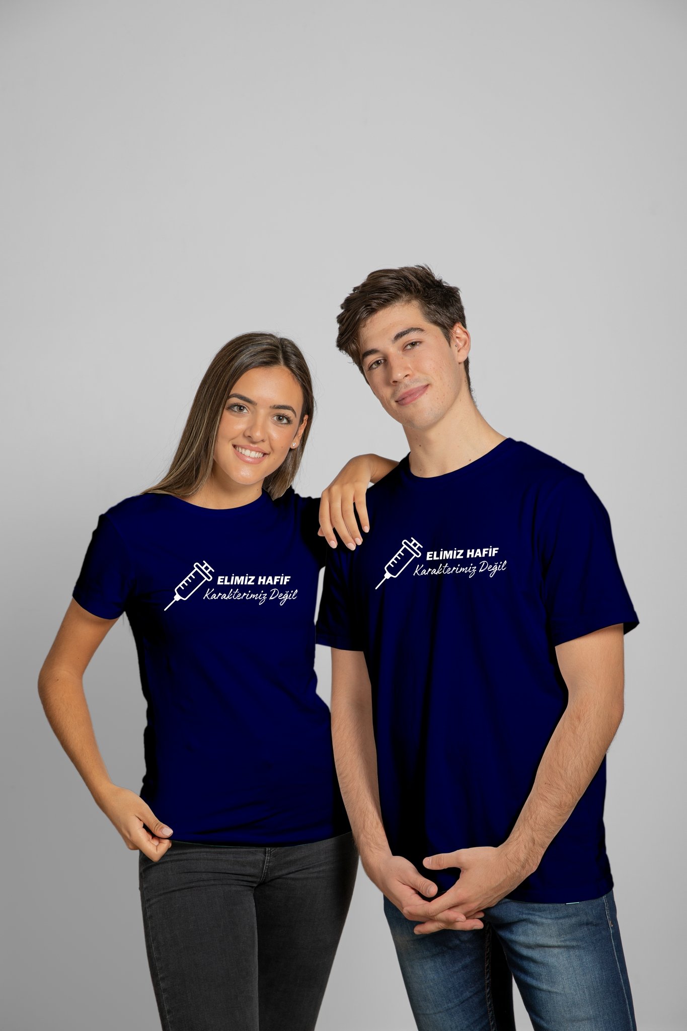 Elimiz Hafif Karakterimiz Değil | Deluxe T-Shirt