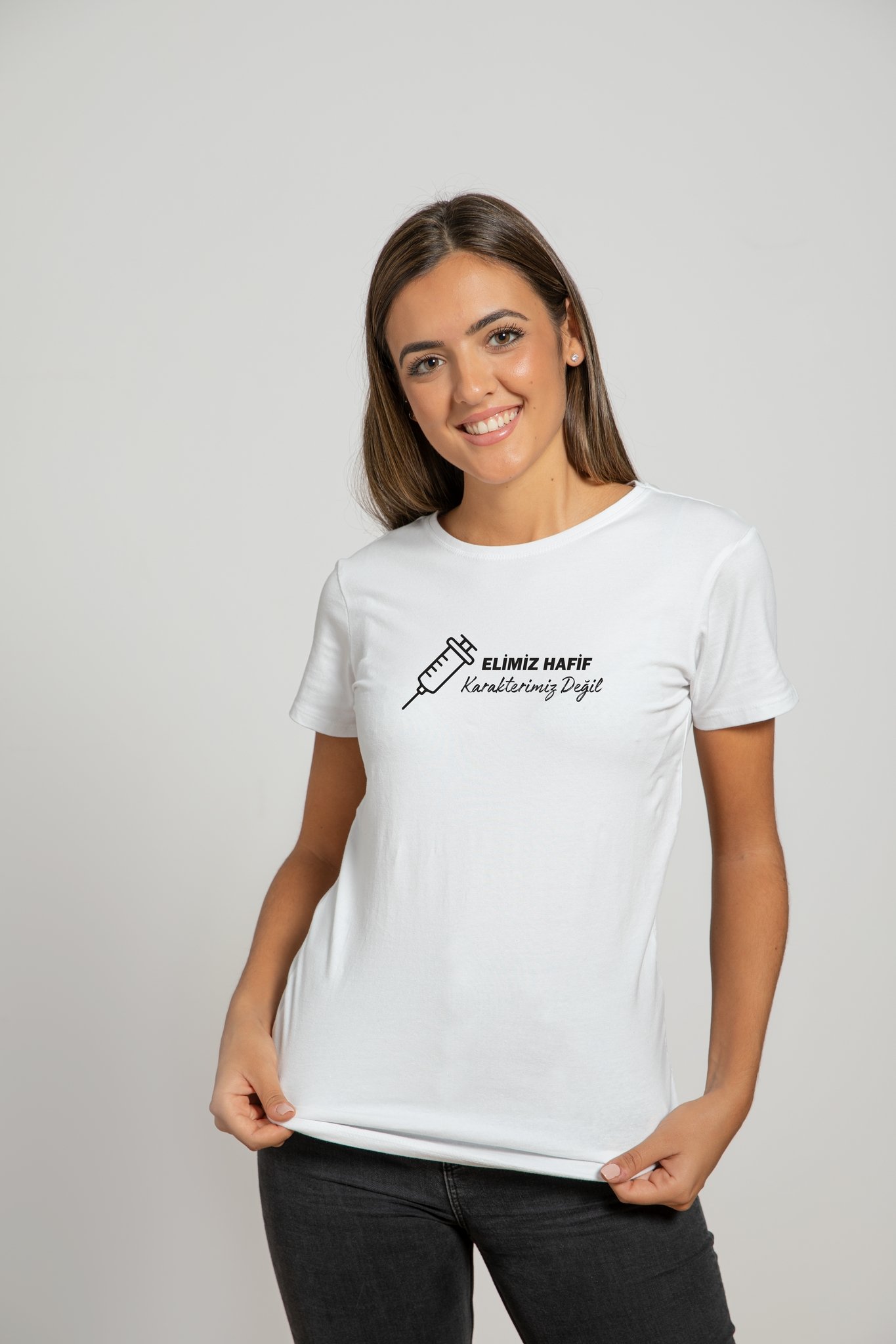 Elimiz Hafif Karakterimiz Değil | Deluxe T-Shirt