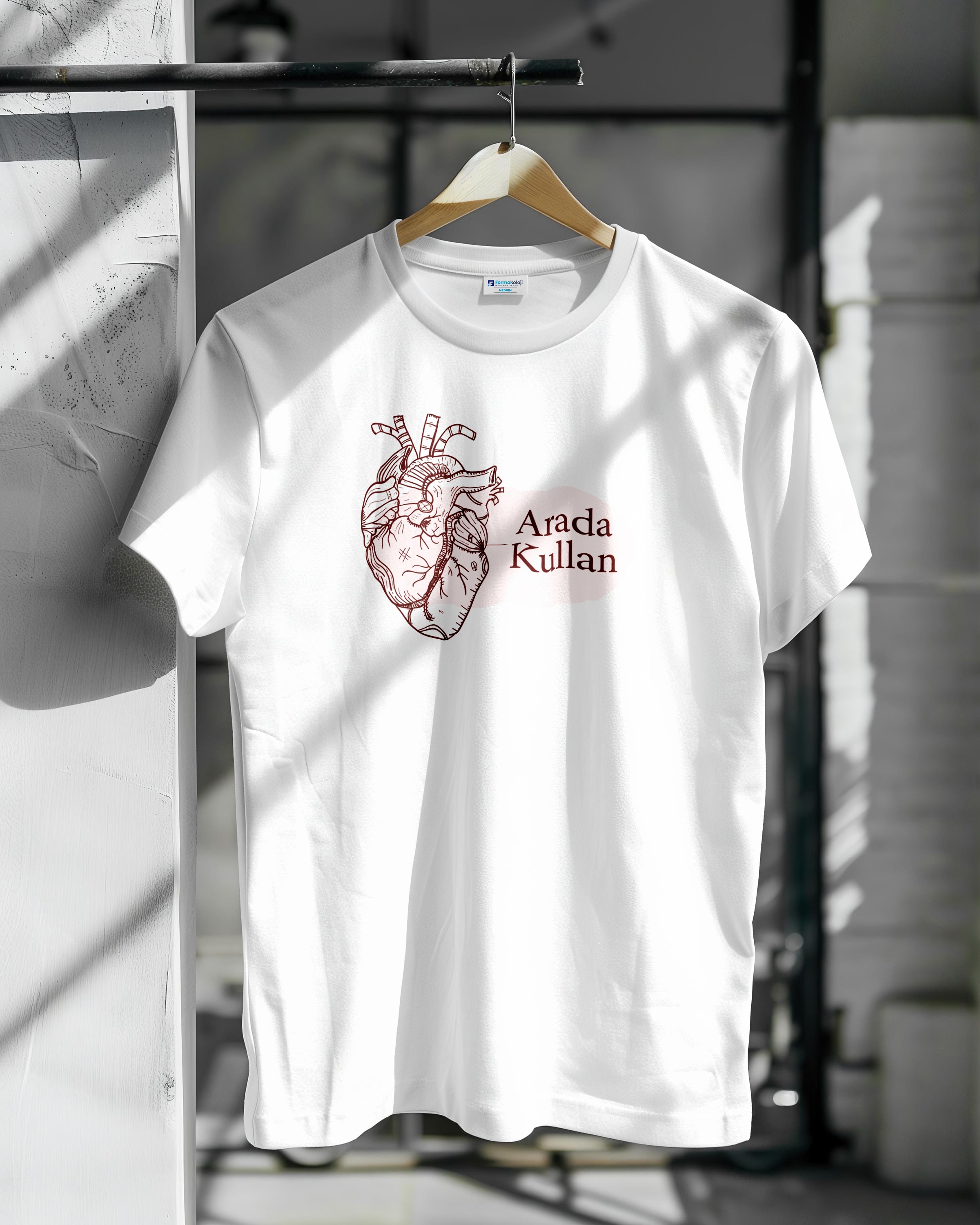 Kalbini Arada Kullan Deluxe T-Shirt