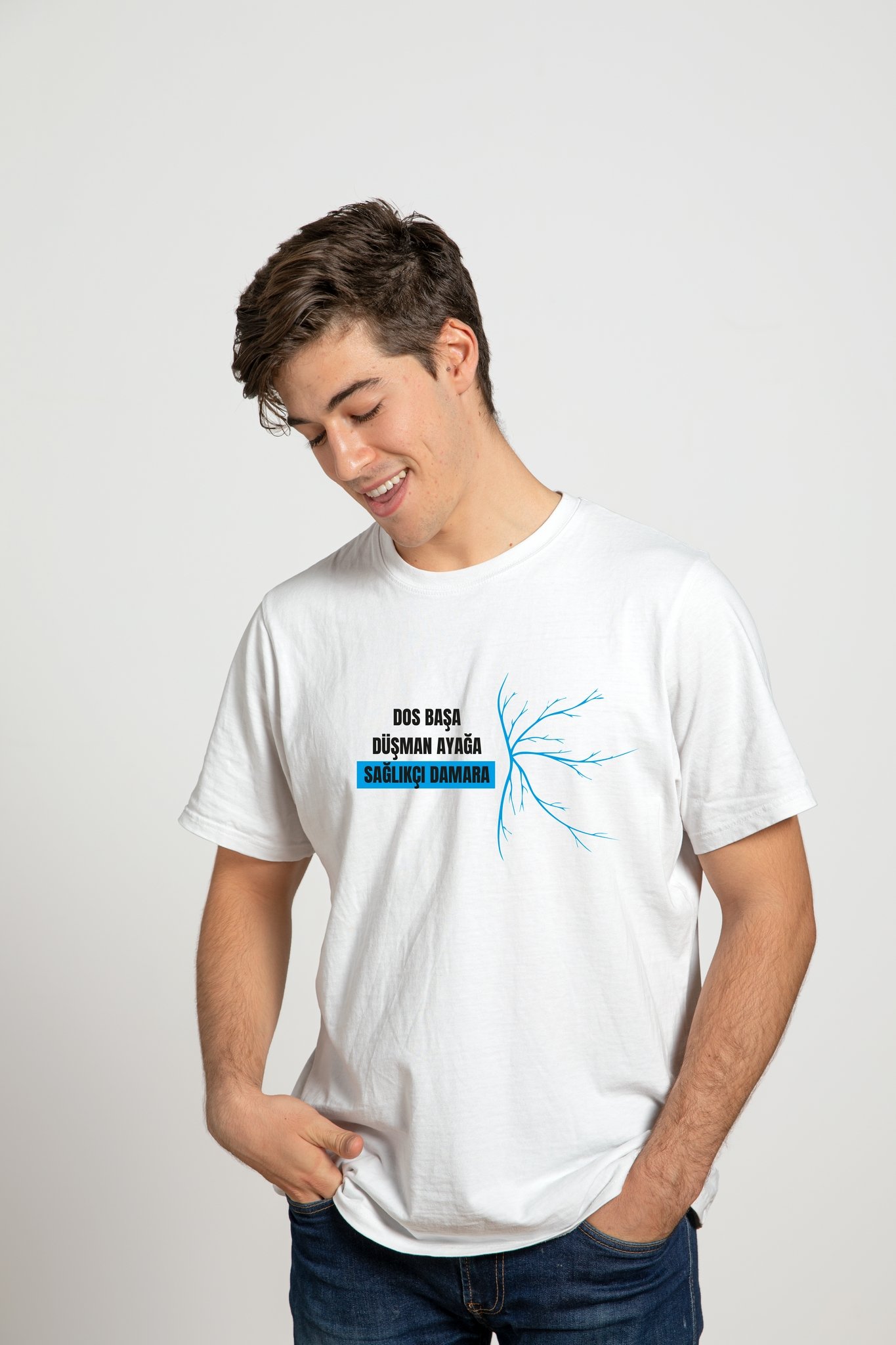 Dost Başa Düşman Ayağa Sağlıkçı Damara | Deluxe T-Shirt