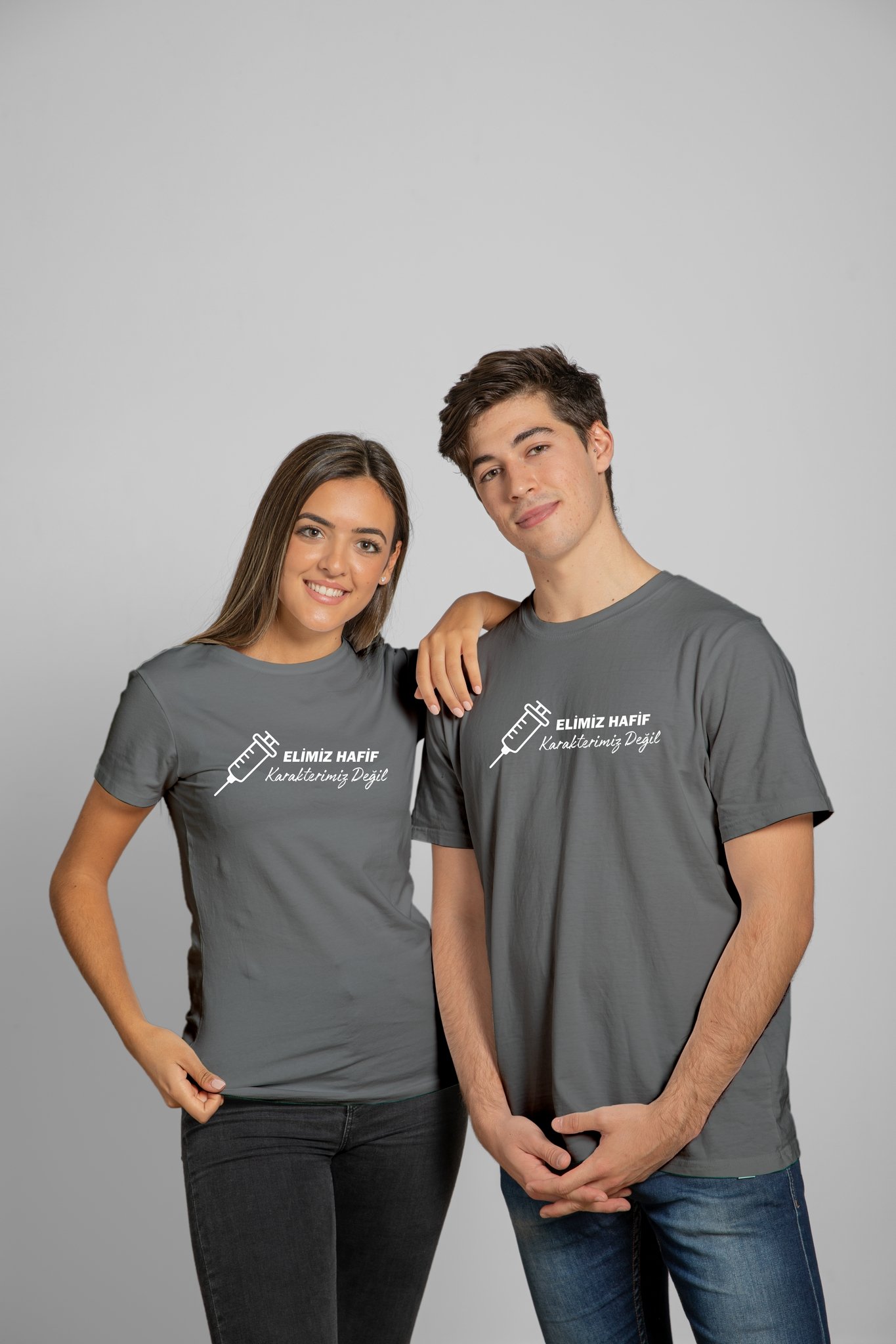 Elimiz Hafif Karakterimiz Değil | Deluxe T-Shirt
