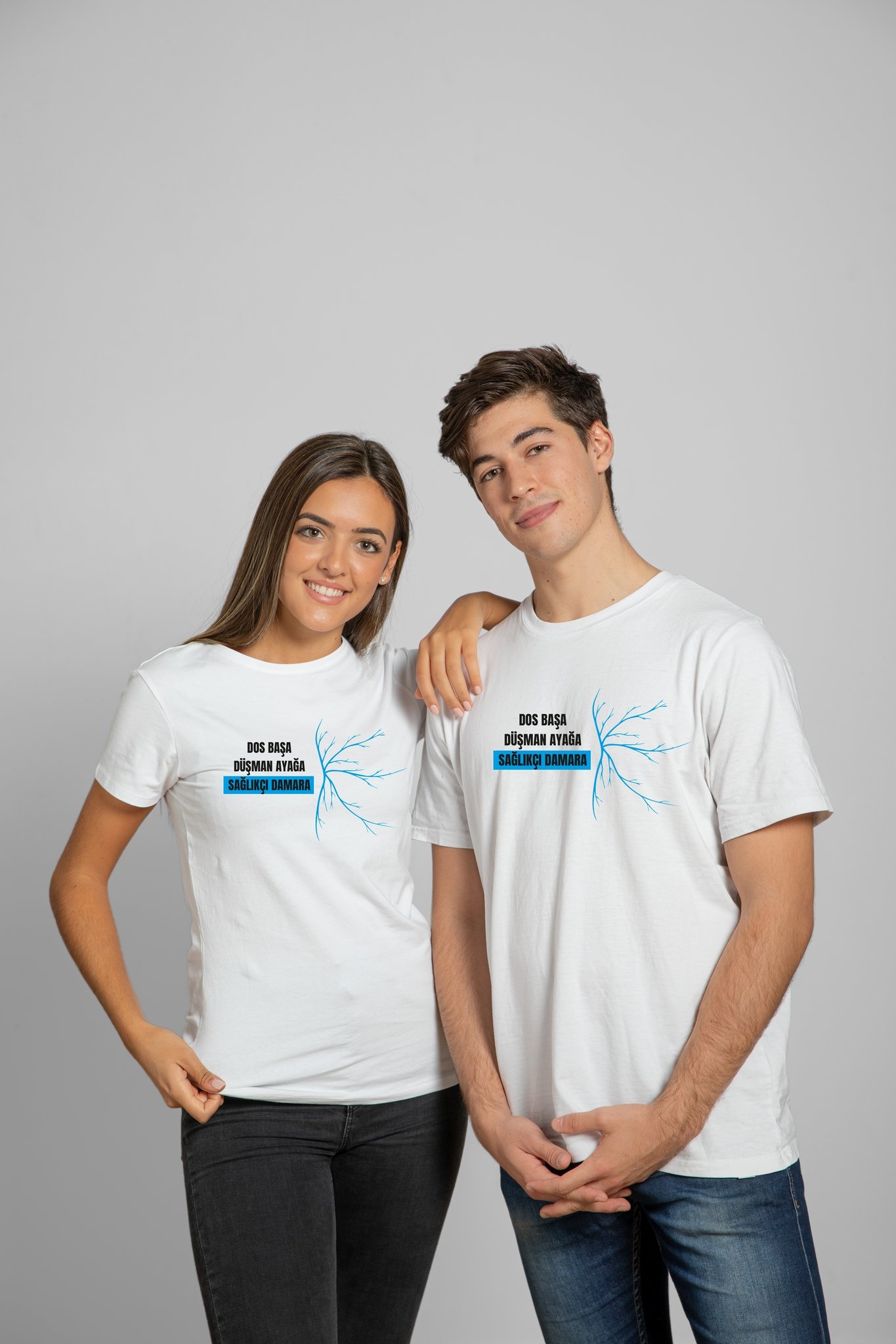 Dost Başa Düşman Ayağa Sağlıkçı Damara | Deluxe T-Shirt