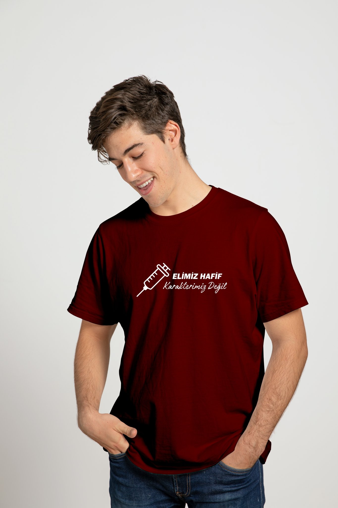 Elimiz Hafif Karakterimiz Değil | Deluxe T-Shirt