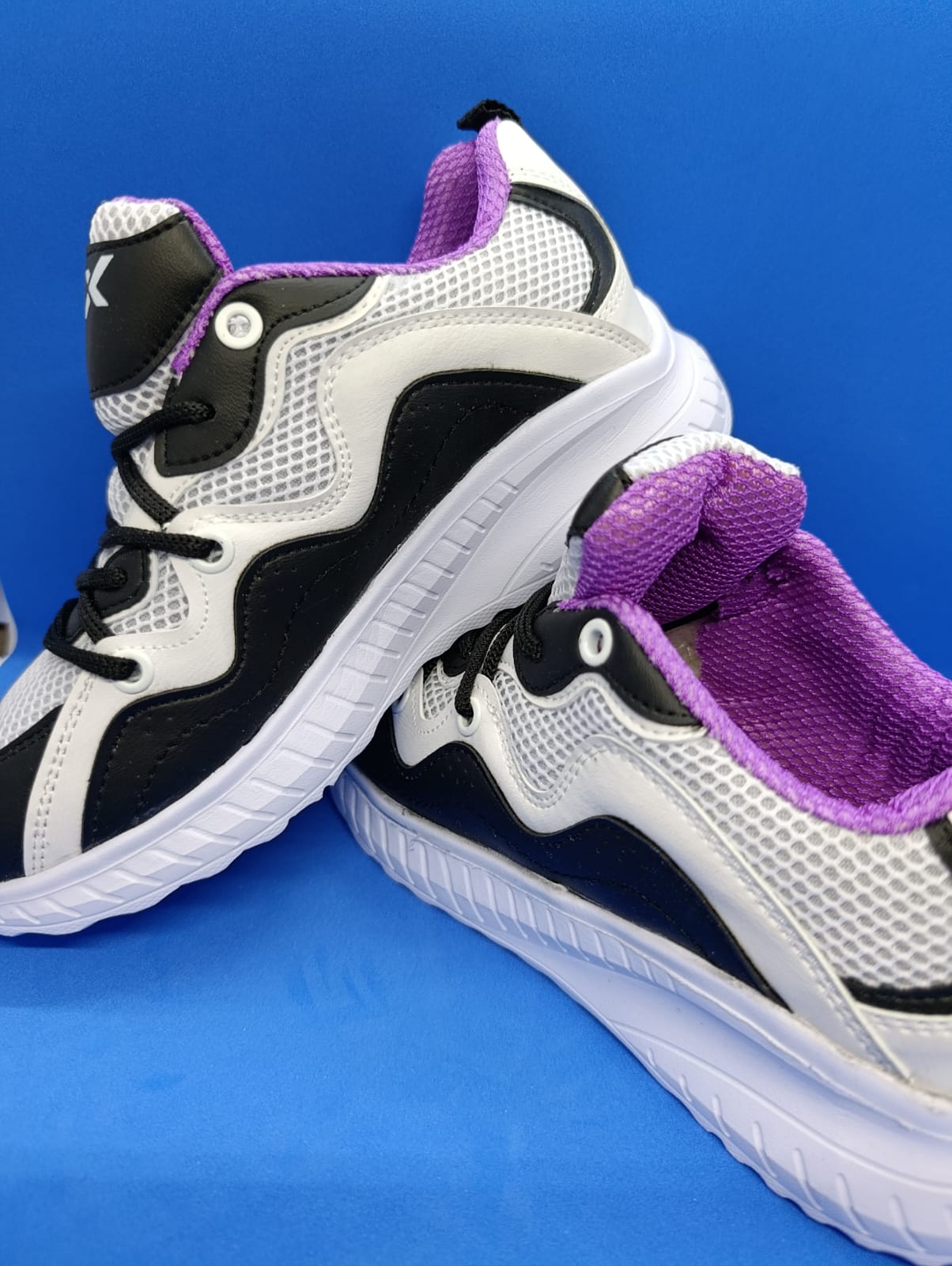 Siyah-Beyaz Mor Detaylı Spor Ayakkabı