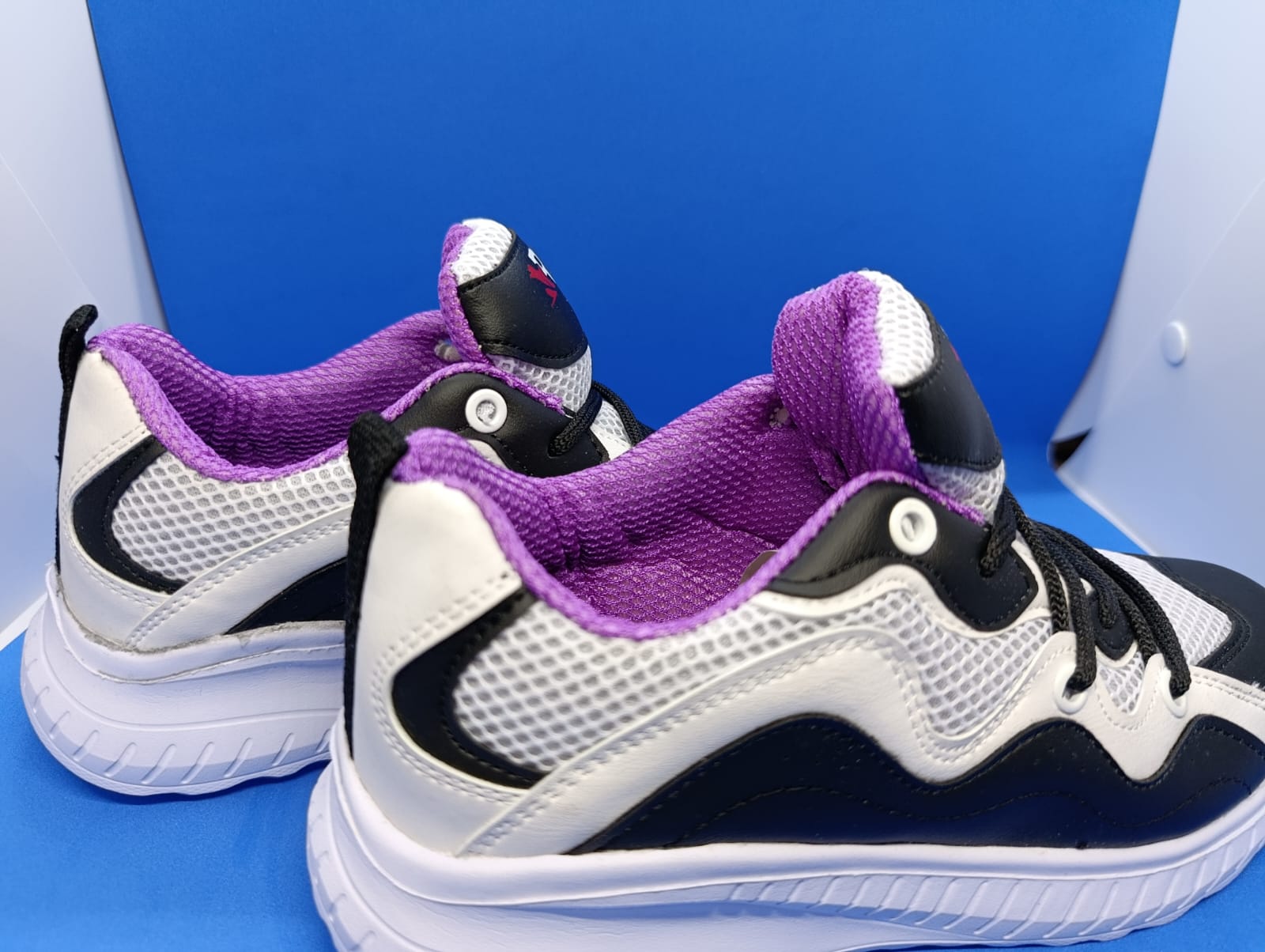 Siyah-Beyaz Mor Detaylı Spor Ayakkabı