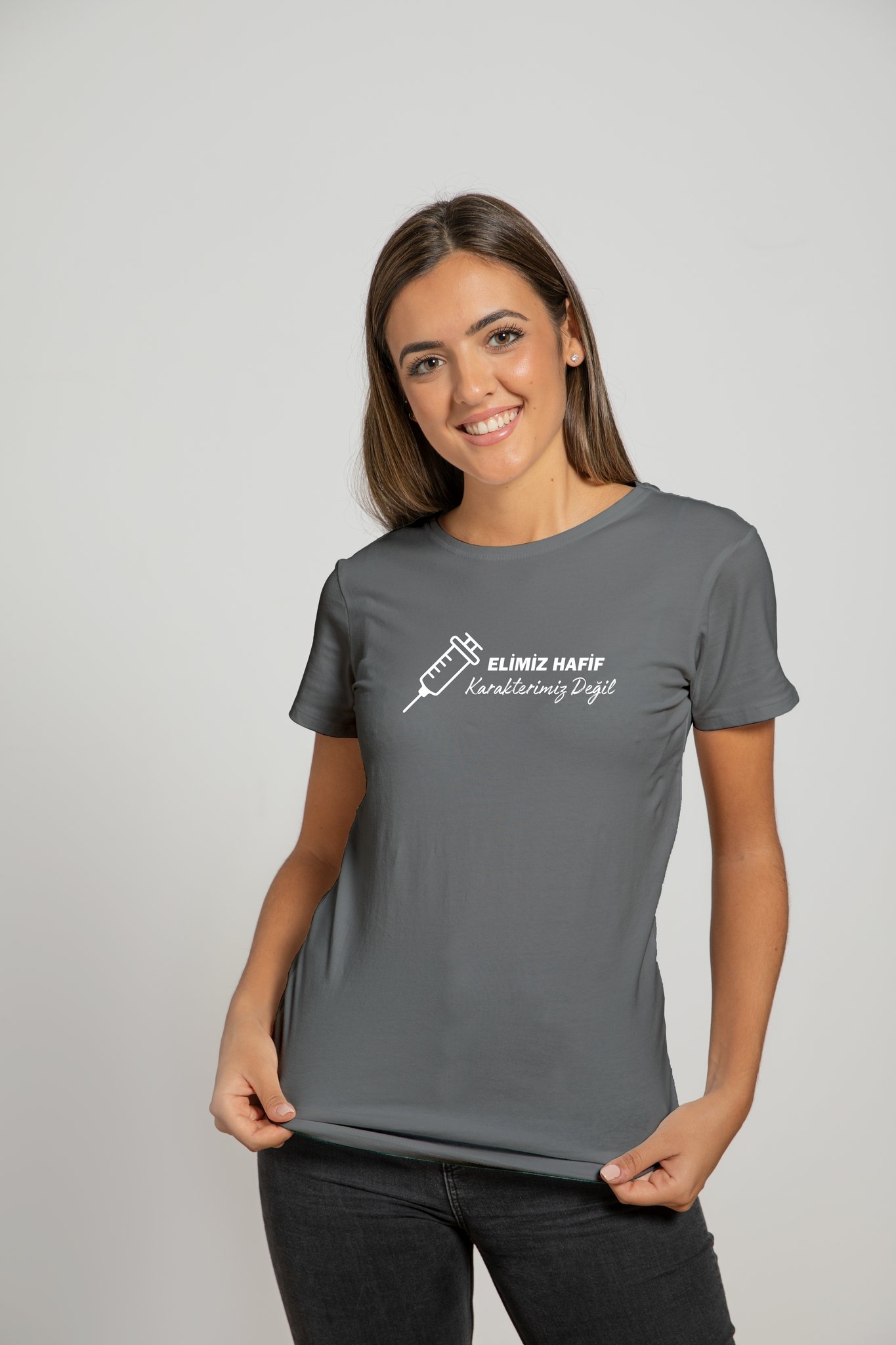 Elimiz Hafif Karakterimiz Değil | Deluxe T-Shirt