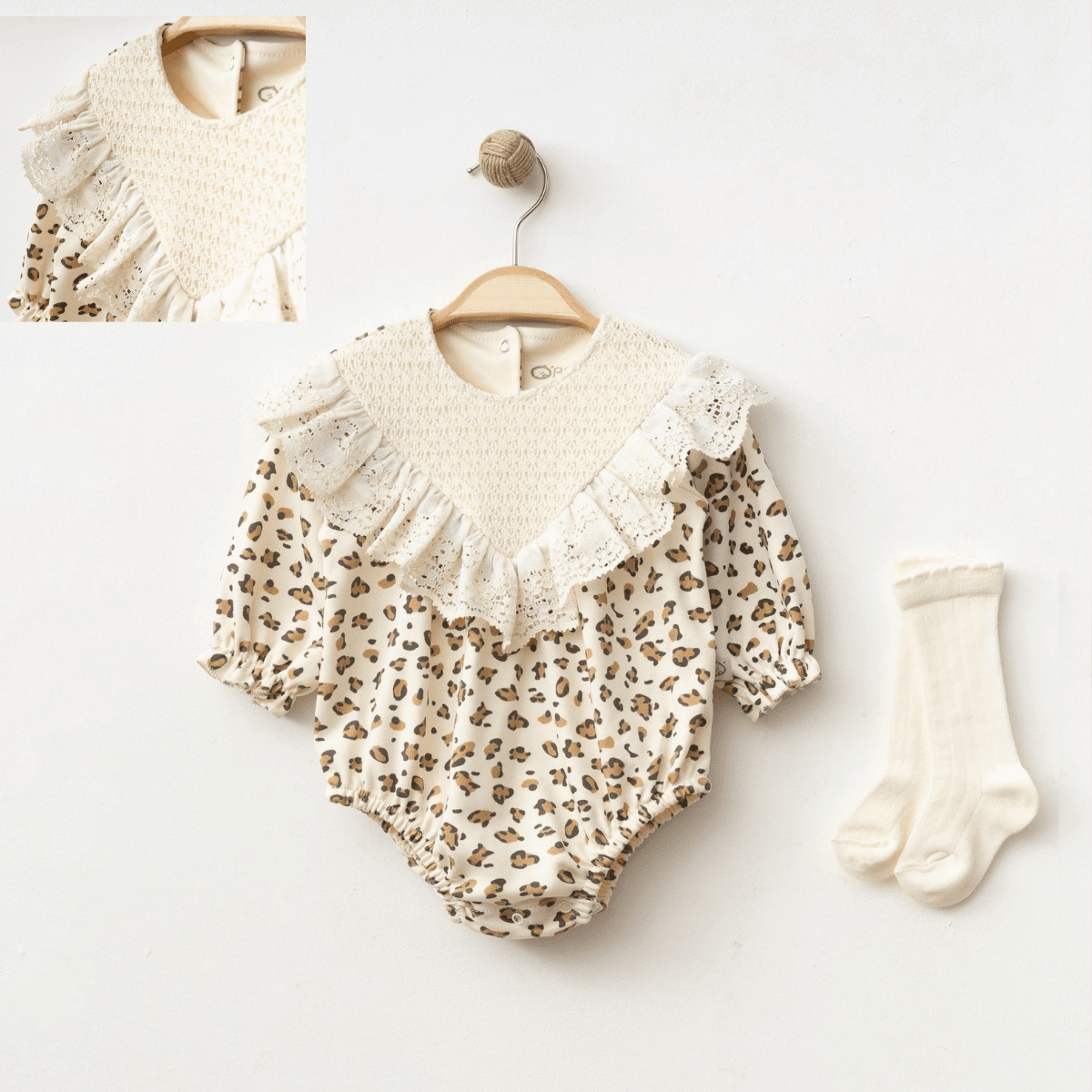 Lira Pamuklu Leopar Desenli Dantel Yaka Çoraplı Kız Bebek Romper Tulum Set - Krem