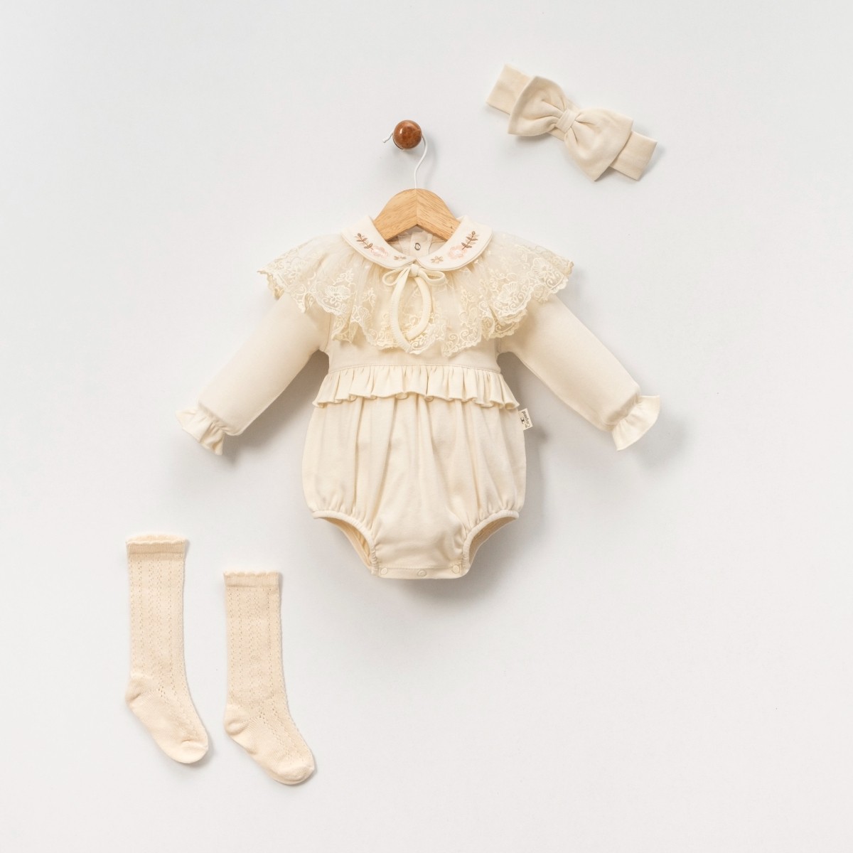 Laurel Kız Bebek 3-6-9 Ay Dantel Detaylı Bandanalaı Çoraplı Romper