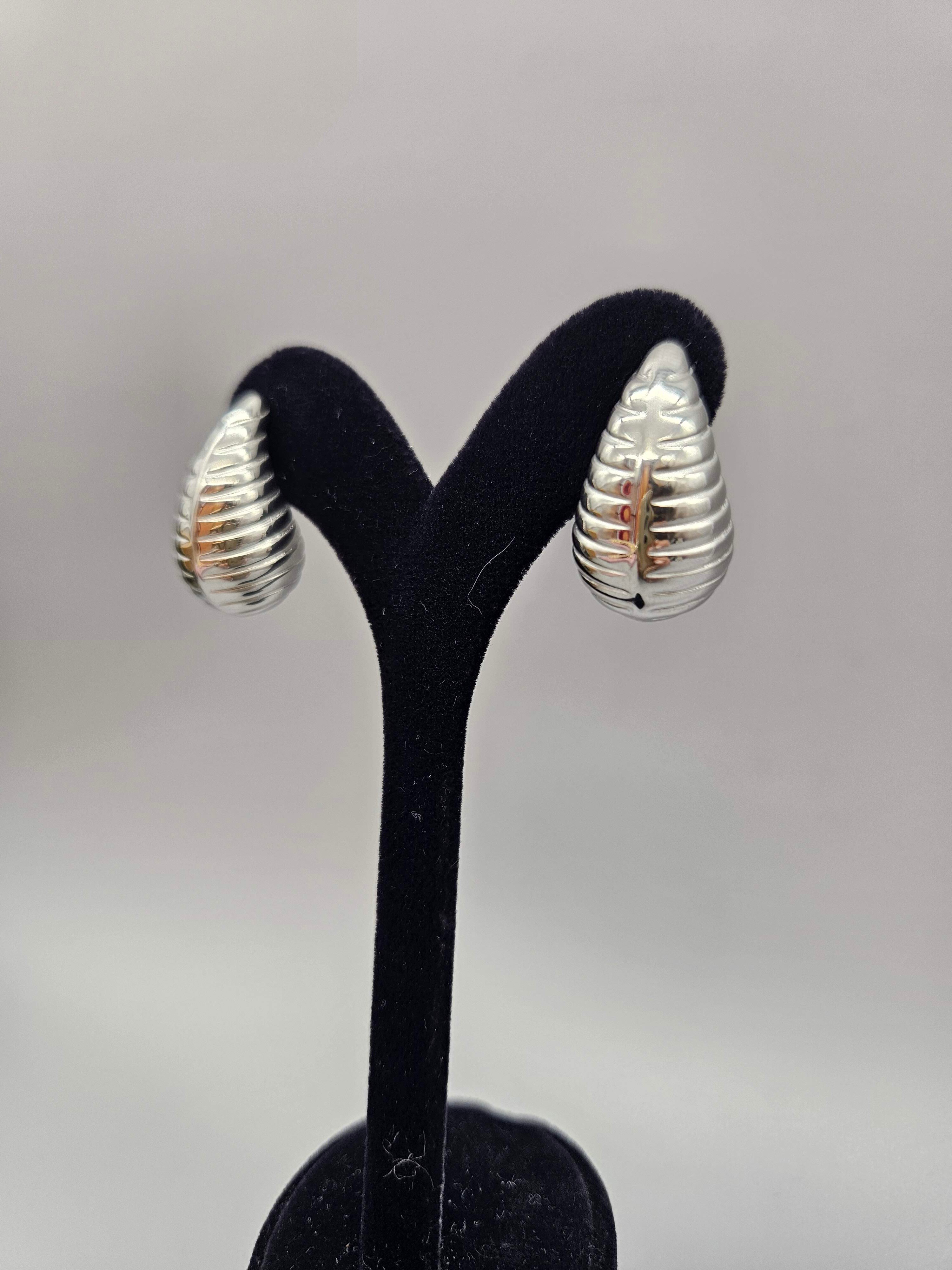 ÇELİK ŞERİT ÇİZGİLİ BOTTEGA MODEL KÜPE