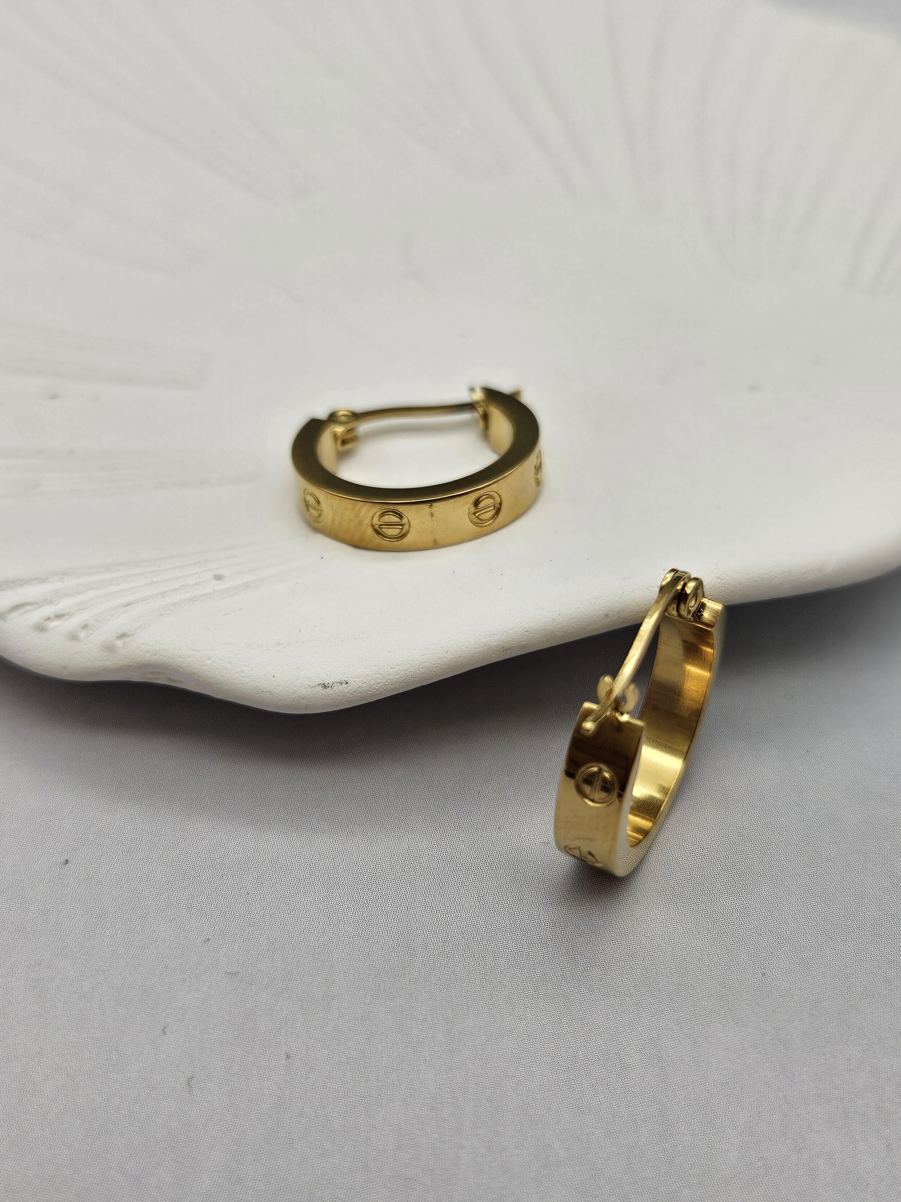 ÇELİK GOLD RENK KARTİER MODEL KÜPE