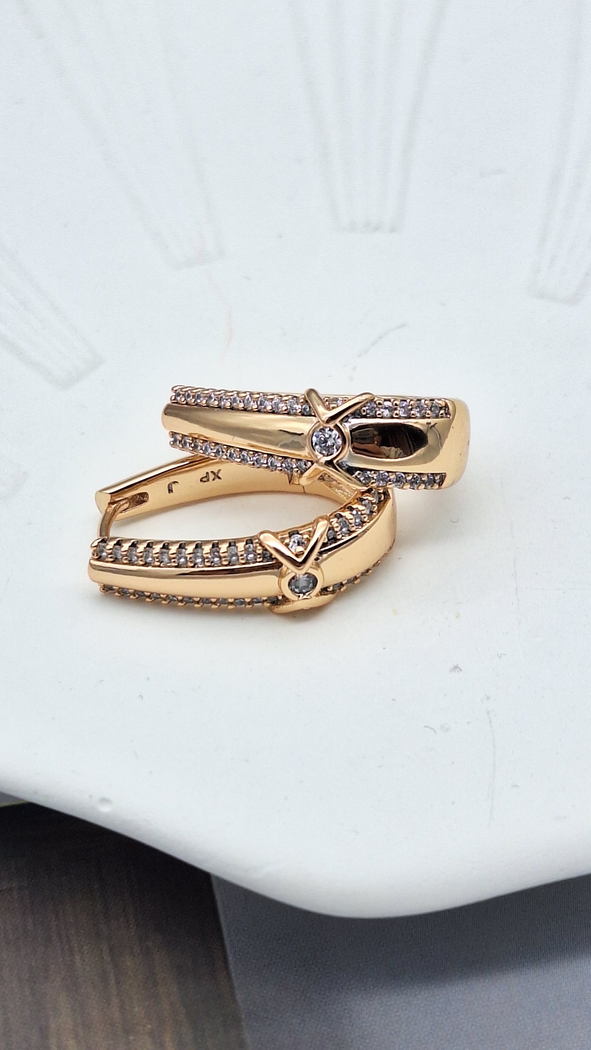 VİP SERİ GOLD RENK ZİRKON TAŞLI TASARIM KÜPE