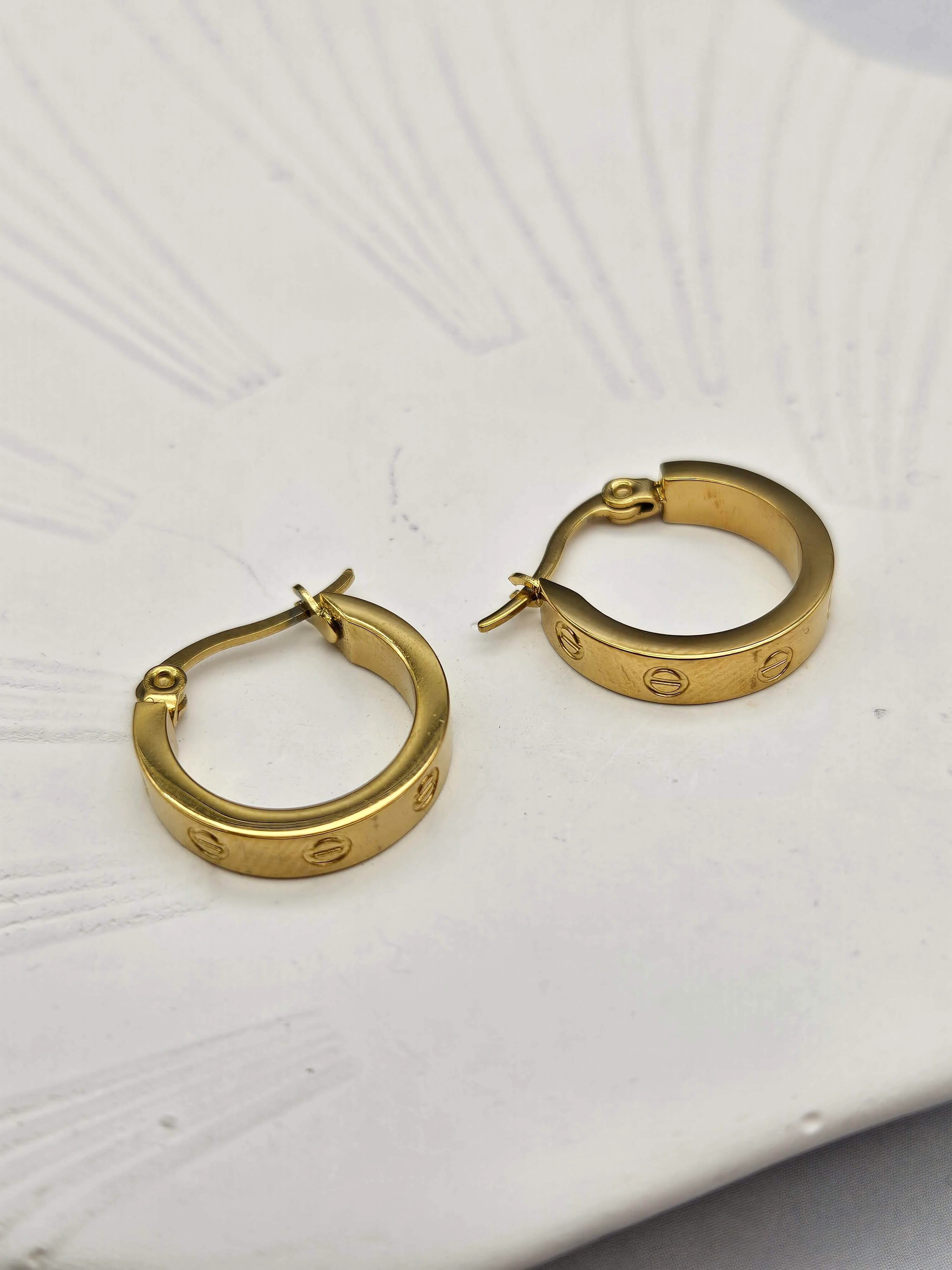 ÇELİK GOLD RENK KARTİER MODEL KÜPE