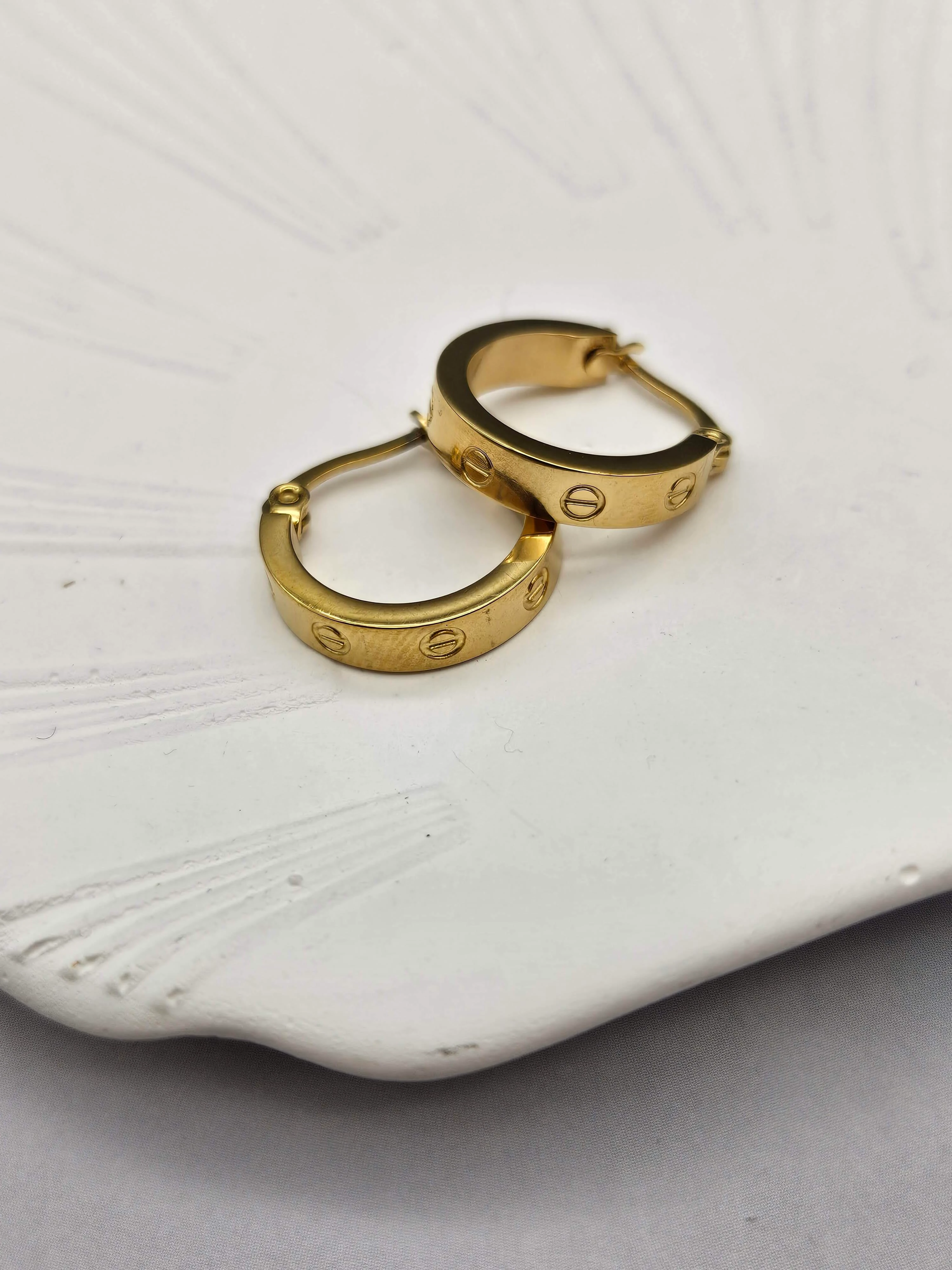 ÇELİK GOLD RENK KARTİER MODEL KÜPE