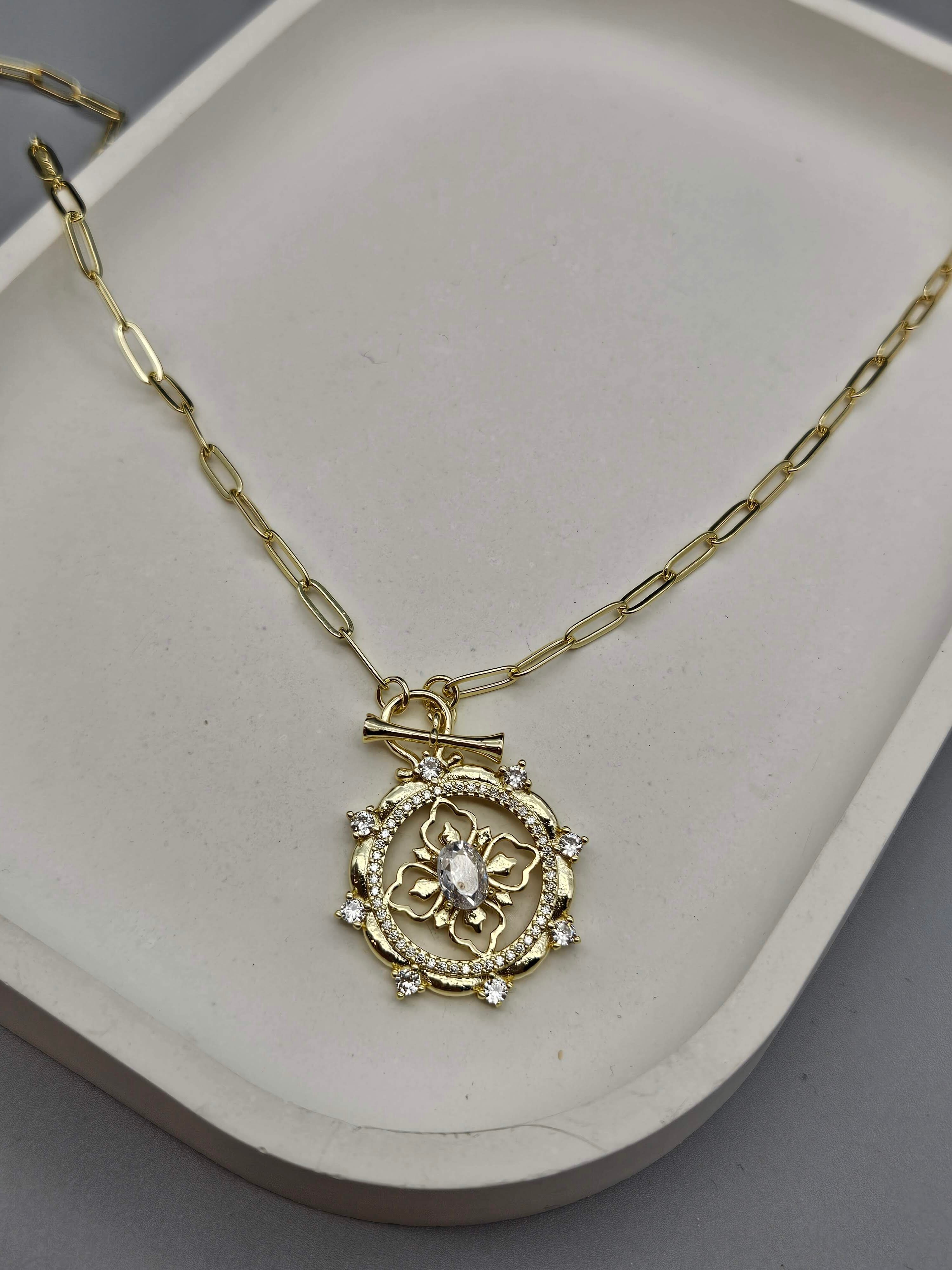 VİP SERİ GOLD RENK ZİRKON TAŞLI TASARIM KOLYE