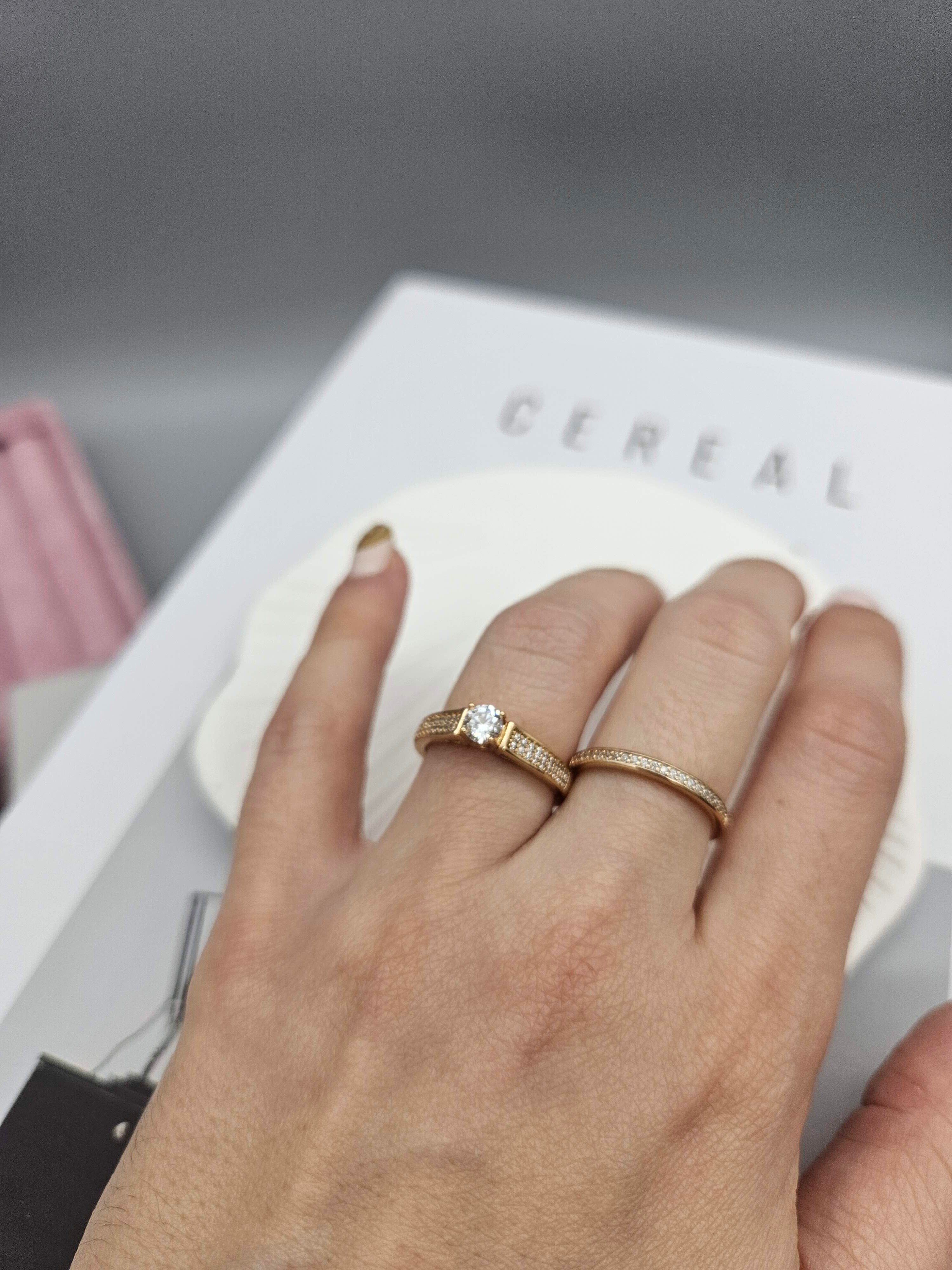 ÇELİK GOLD RENK TEK TAŞ VE TAM TUR KOMBİN İKİLİ YÜZÜK