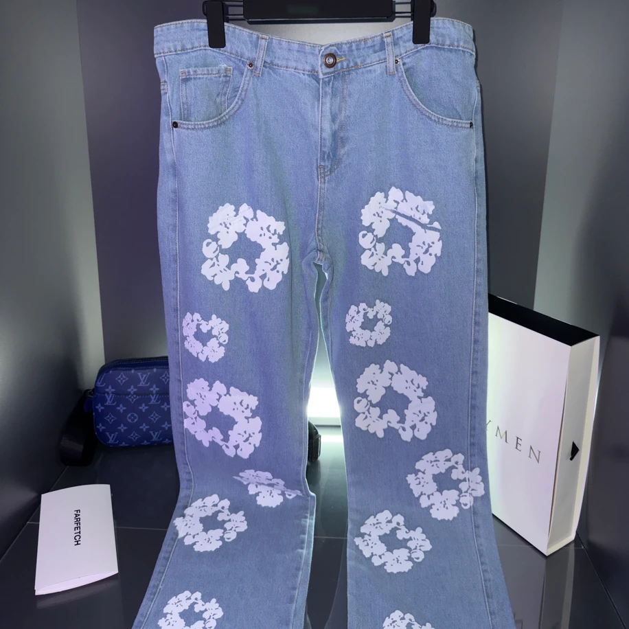 DENIM TEARS  – Blossom Jean Drop