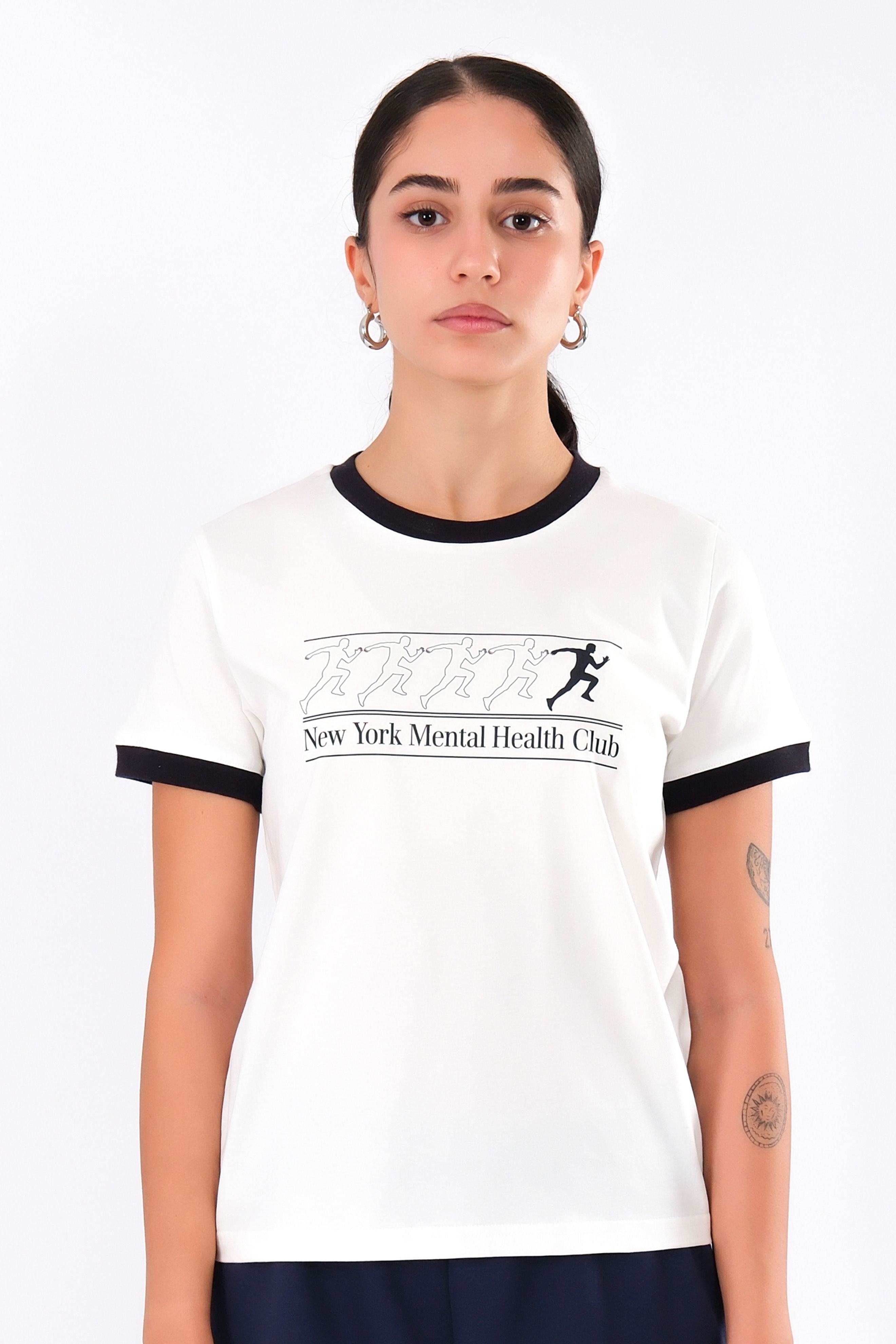 Regular Fit Lacivert Kontrast Ribanalı Ekru T-Shirt Kadın - NEW YORK MENTAL HEALTH CLUB C502