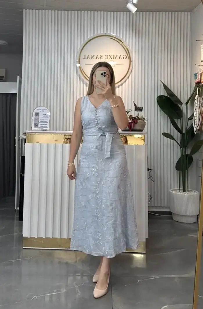 Nakış Detaylı Kuşaklı Midi Elbise