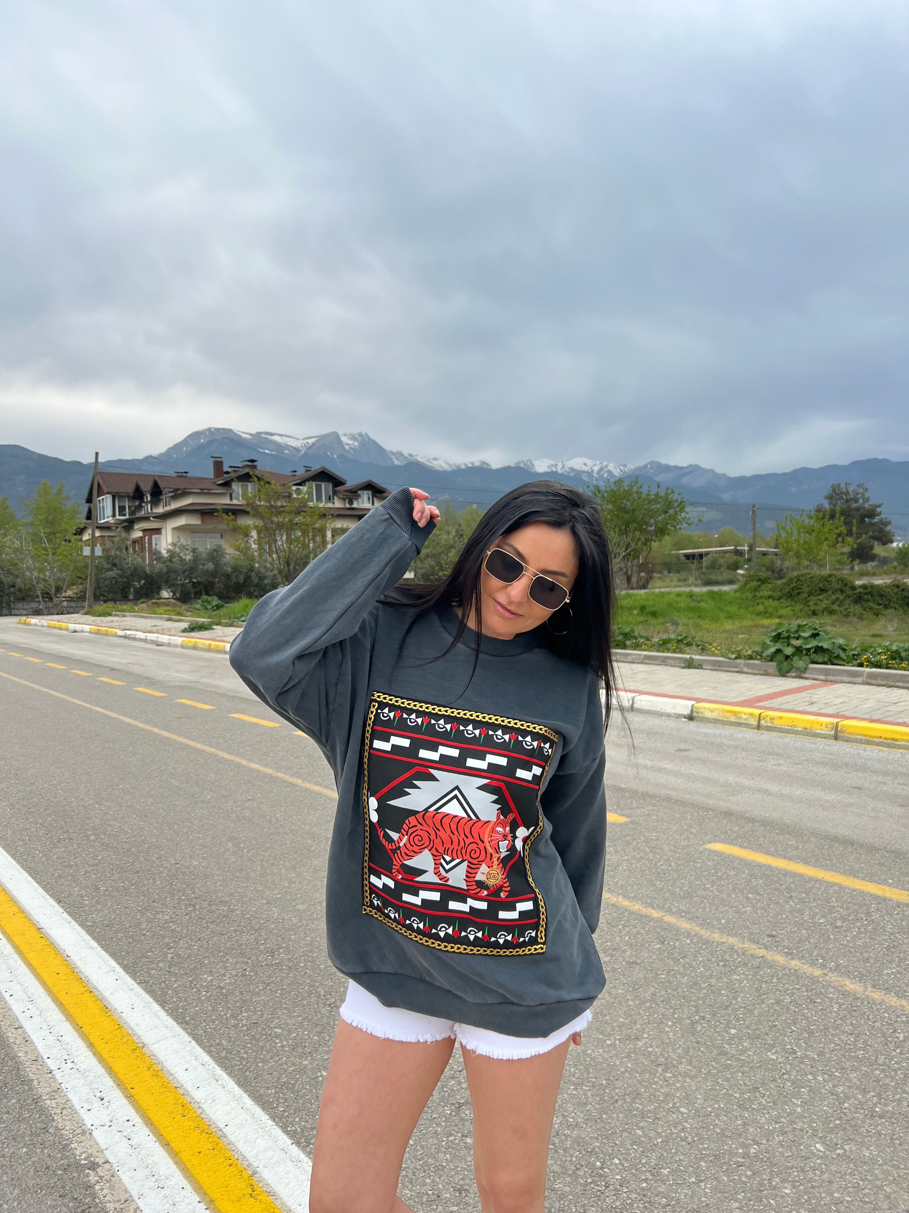 Nakış Detaylı Oversize Sweatshirt