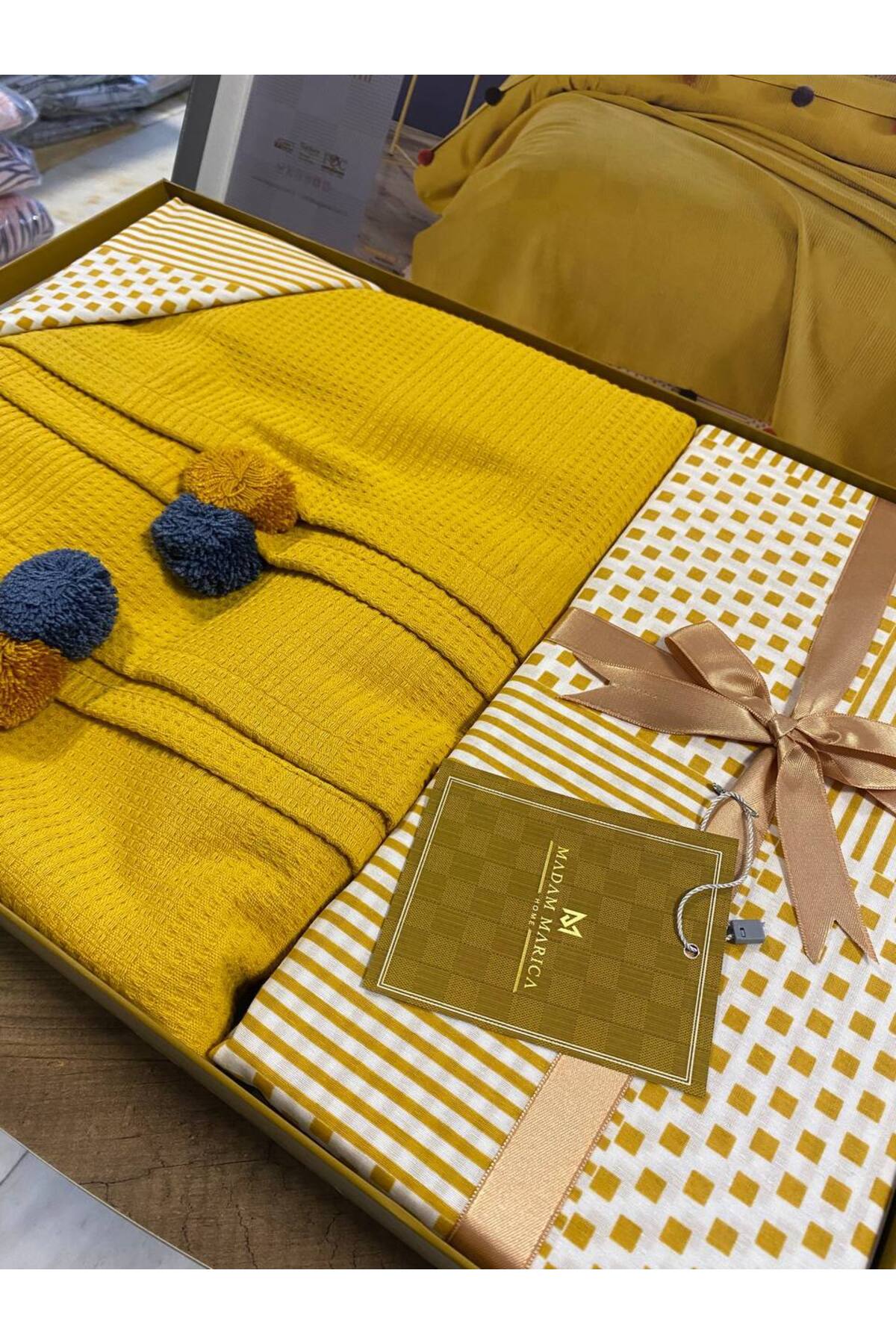 Çift Kişilik Çeyizlik Kutulu Ponponlu Pike Takımı