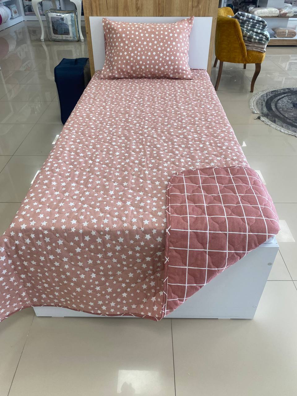 Tek Kişilik Kapitoneli Çift Taraflı Yatak Örtüsü Takımı Genç Çocuk Odası Yatak Örtüsü - BORDO KARE - MÜRDÜM YILDIZ