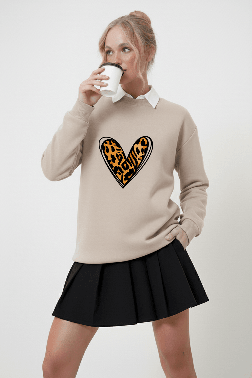 Unisex Leopar Desenli Kalp Baskılı Oversize Bisiklet Yaka Sweatshirt